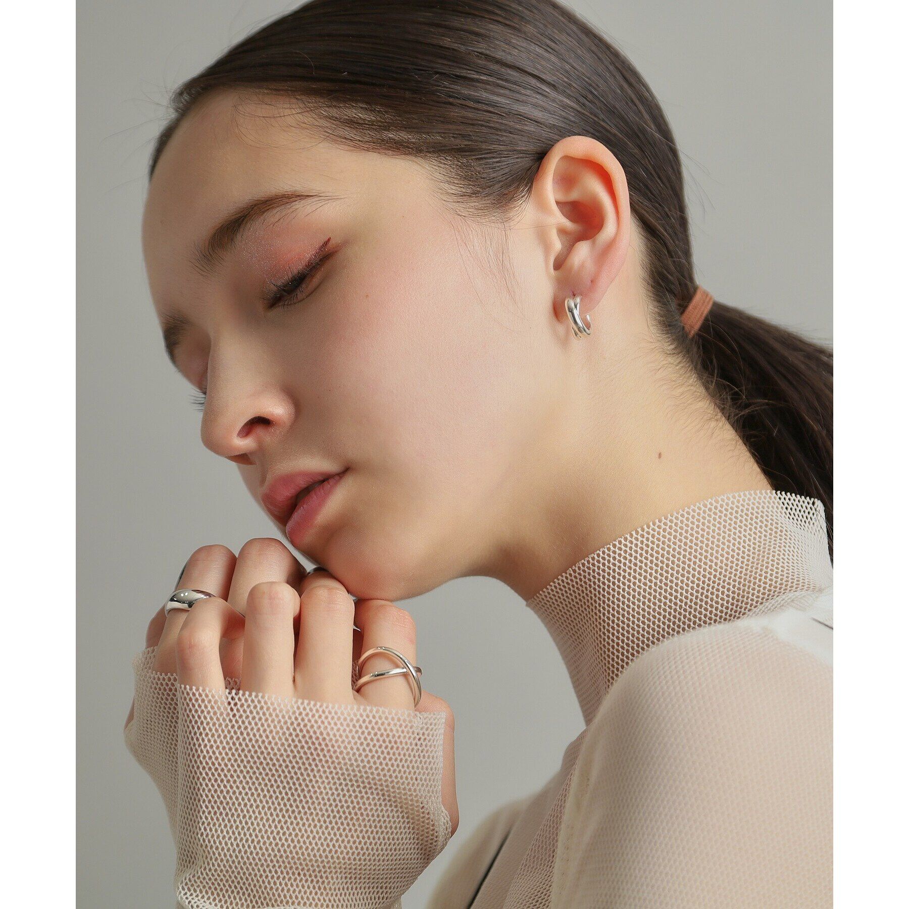 COCOSHNIK ONKITSCH「シルバー スモールフープ プランプクロスピアス」|ピアス|