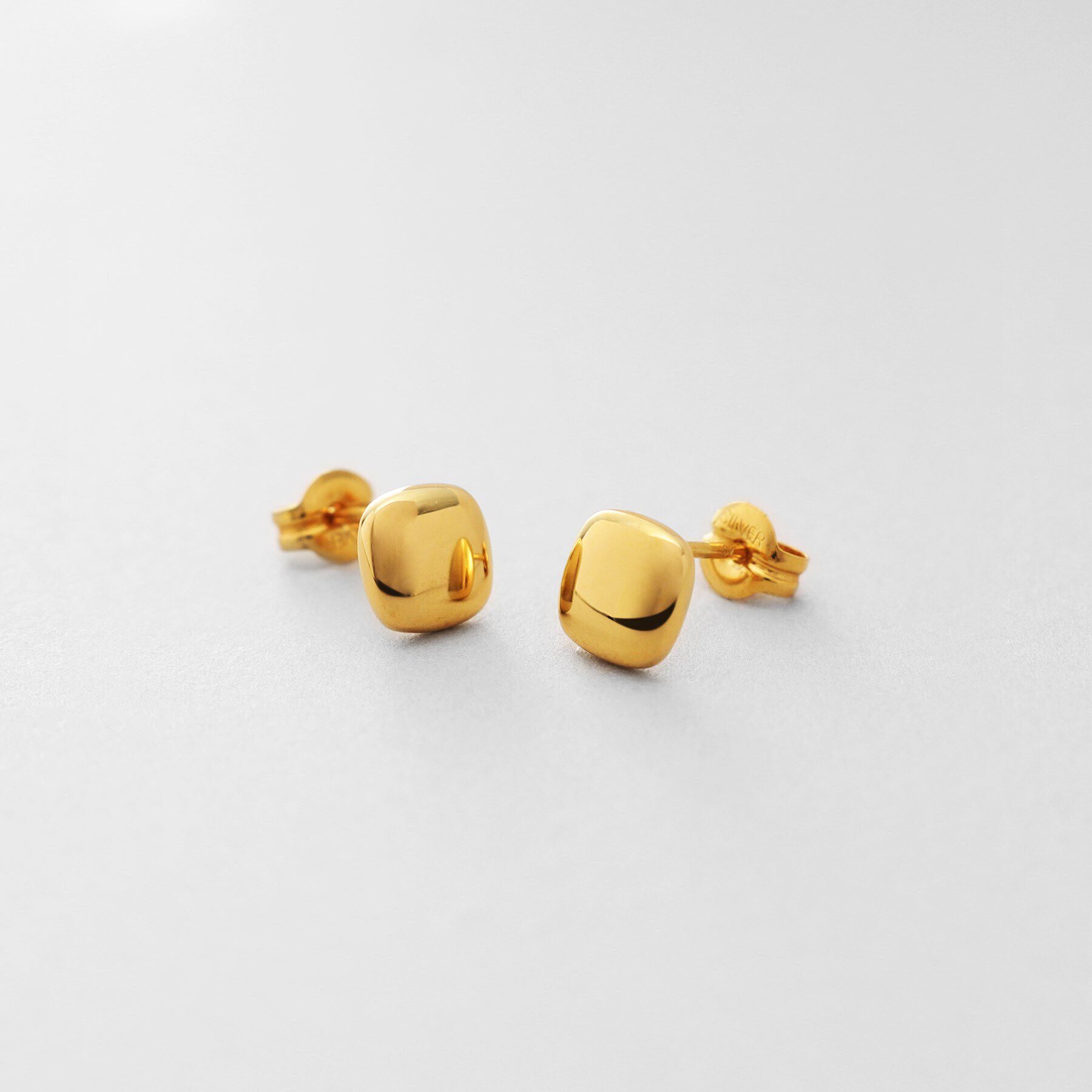 COCOSHNIK ONKITSCH「シルバー クッションシェイプ スタッドピアス GP」|ピアス|ゴールド(600)