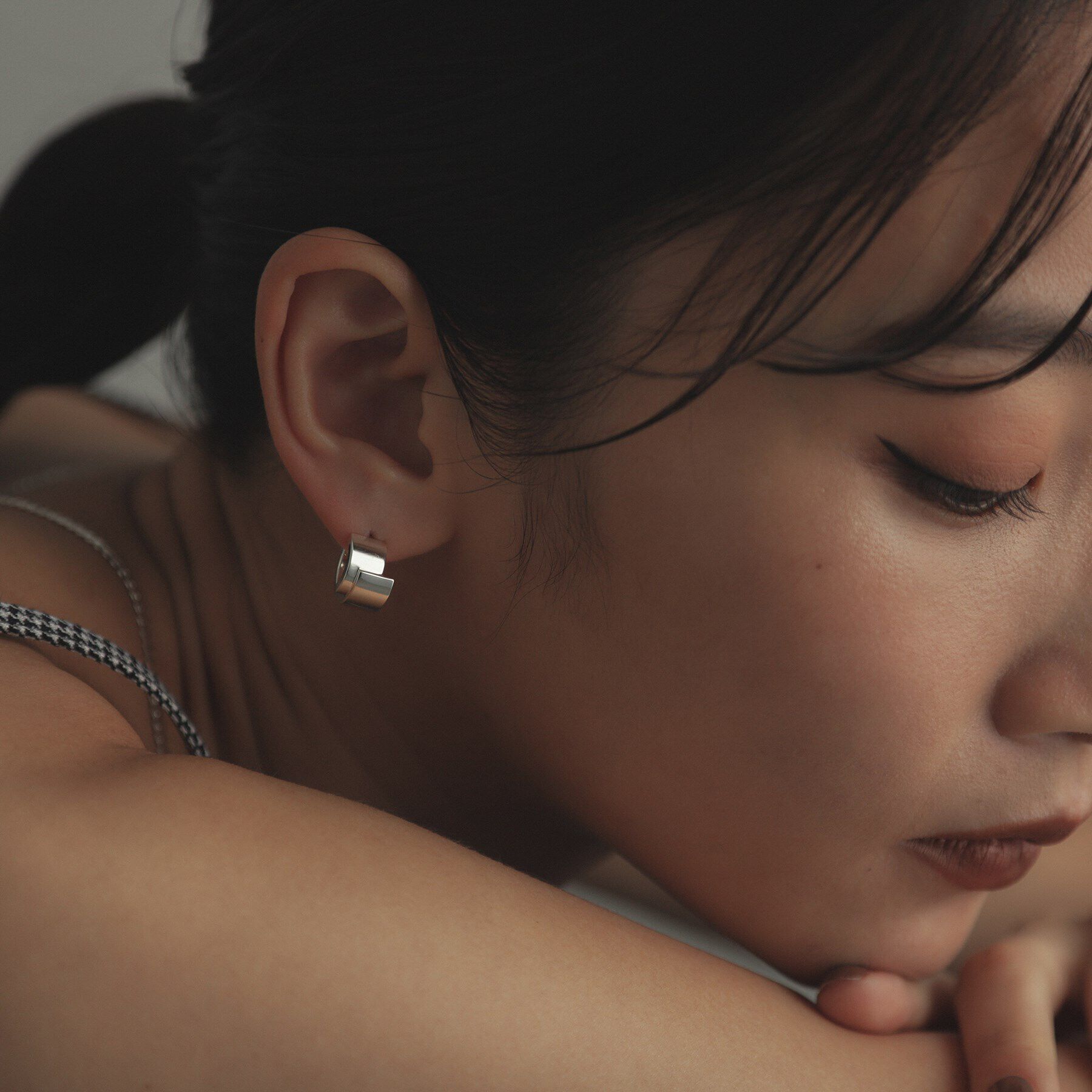 COCOSHNIK ONKITSCH「シルバー スモールフープ スライドプレートピアス」|ピアス|