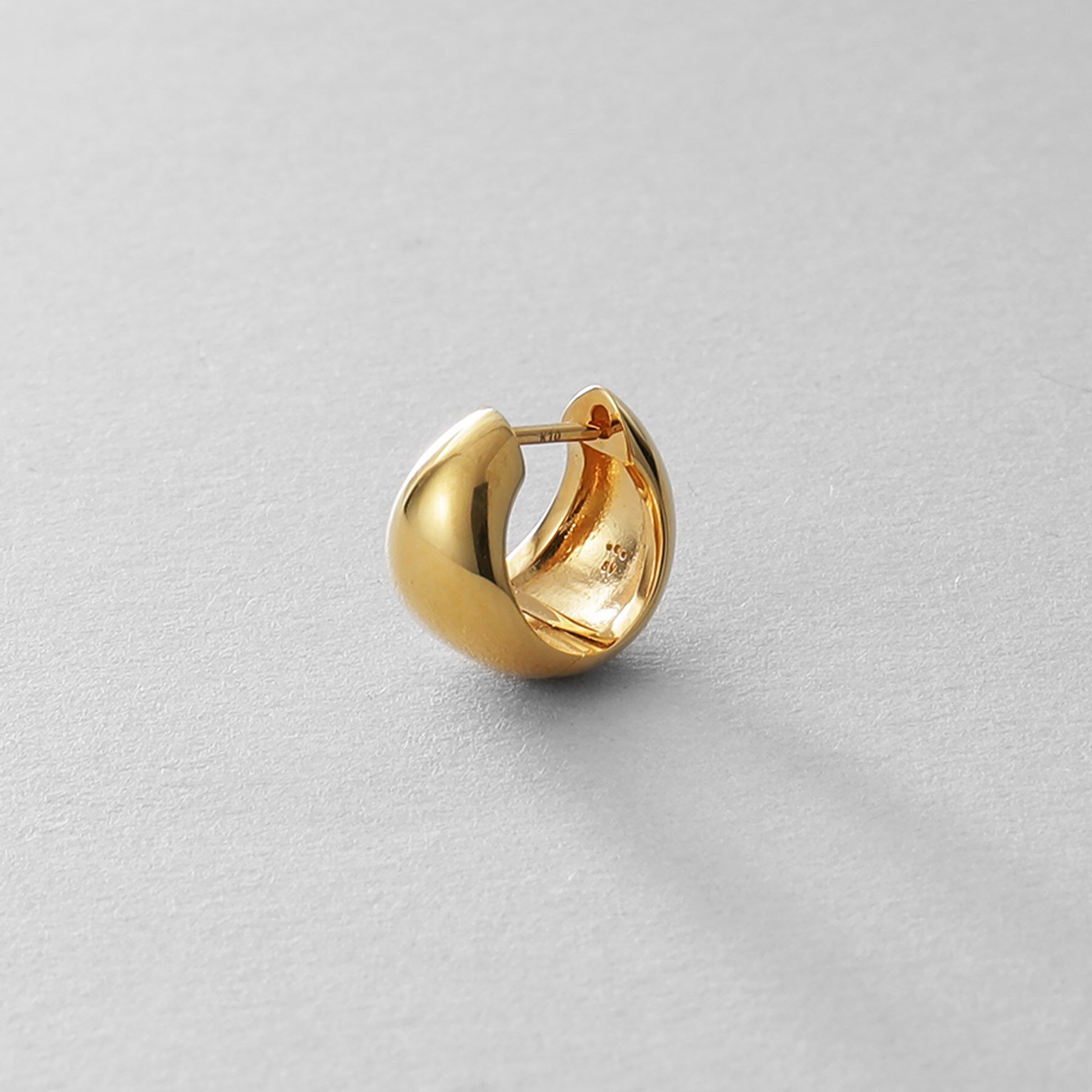 COCOSHNIK ONKITSCH「シルバー ハギーフープ ポインテッドワイドピアス GP」|ピアス|