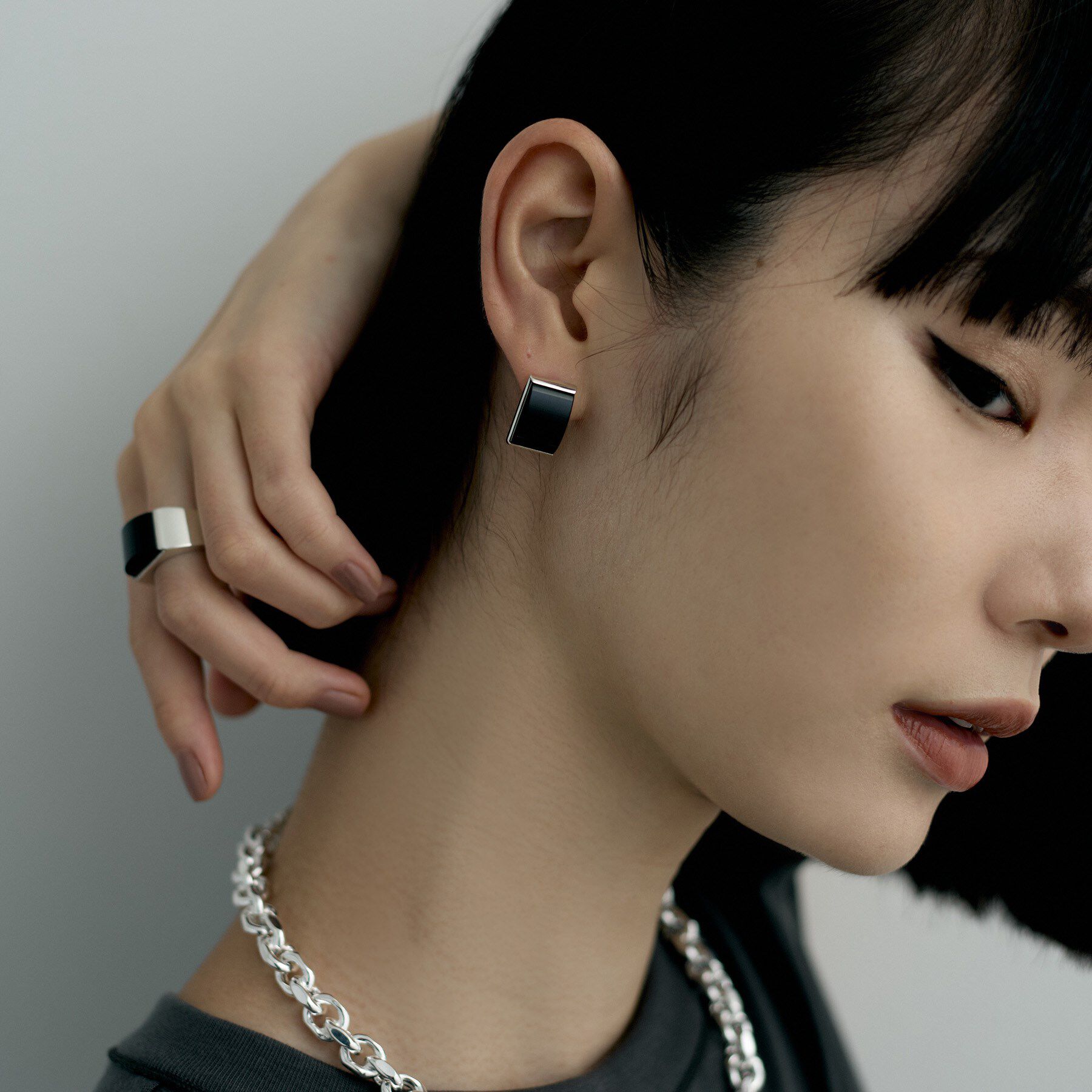 COCOSHNIK ONKITSCH「シルバー オニキス バフトップカットピアス」|ピアス|