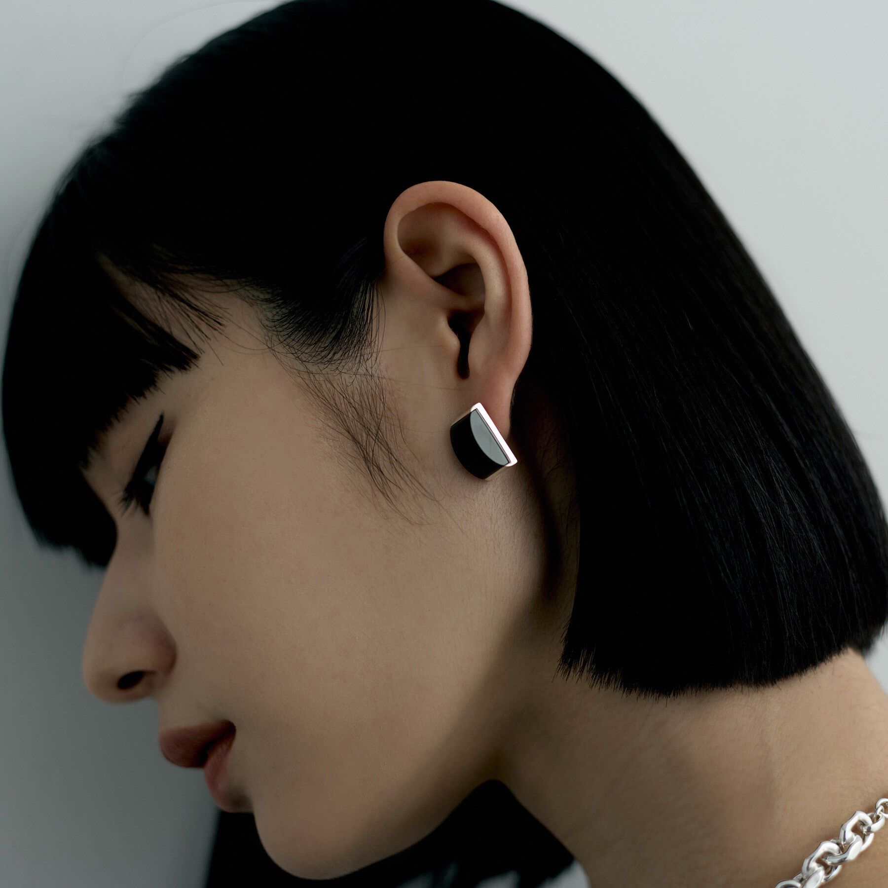 COCOSHNIK ONKITSCH「シルバー オニキス バフトップカットピアス」|ピアス|