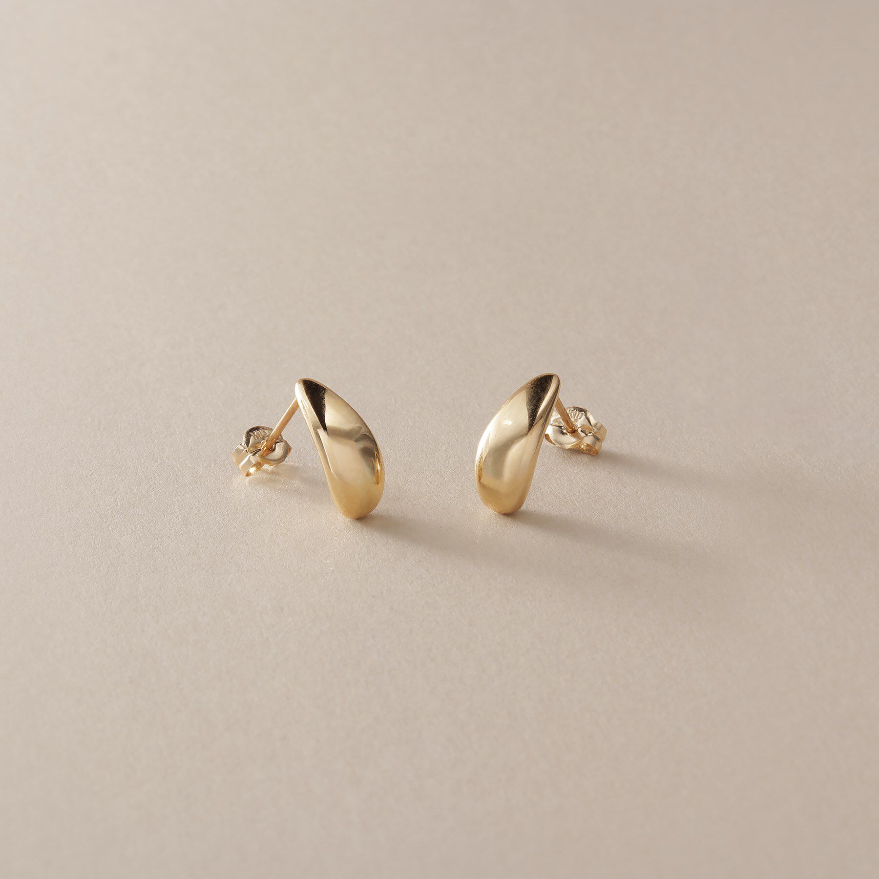 COCOSHNIK「K10中空ペアシェイプカーブ スタッドピアス」|ピアス|