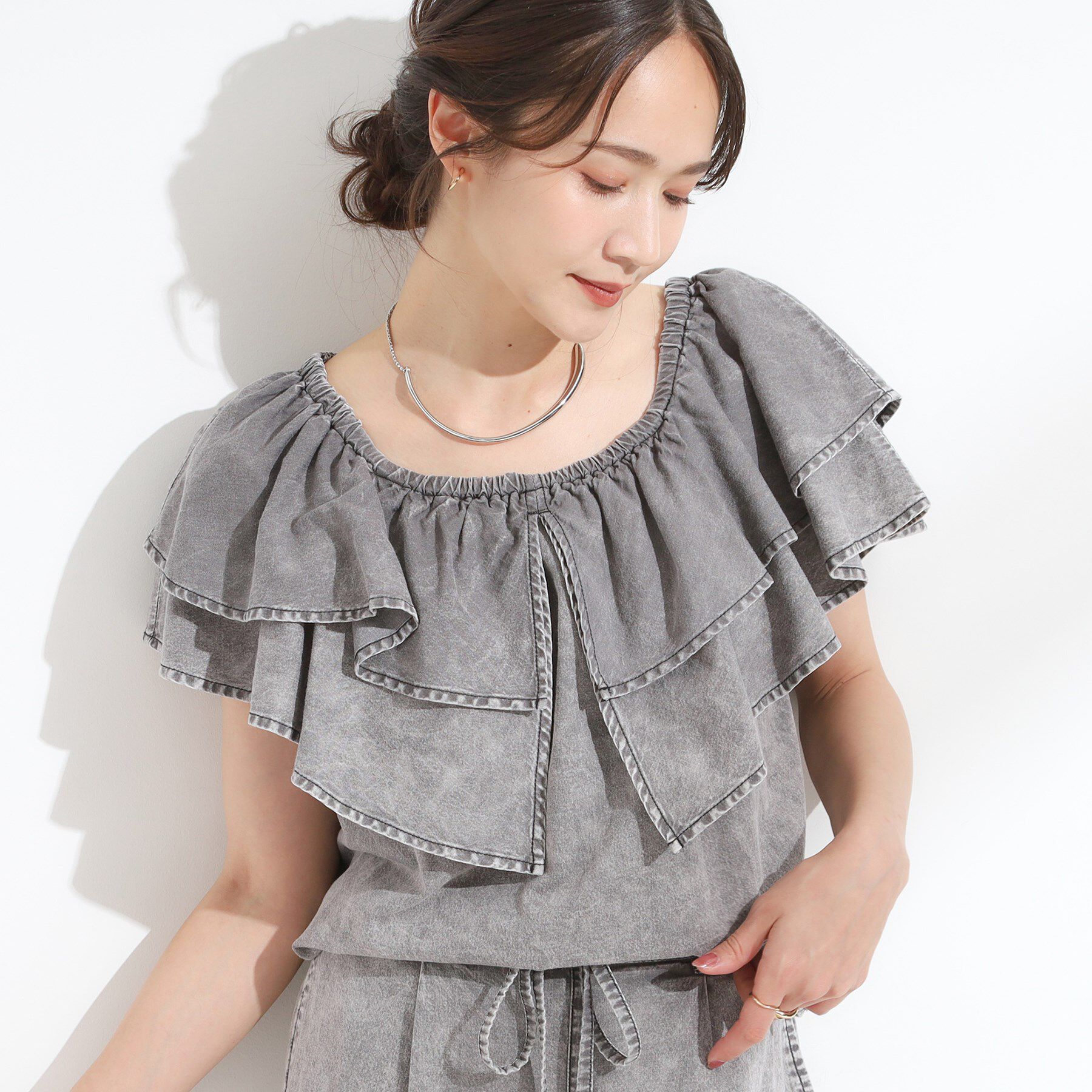 SHOO･LA･RUE「【セットアップ可/前後2WAY/オフショル2WAY】着こなしを楽しめる デニムフリルブラウス」|シャツ・ブラウス|ブラック(019)