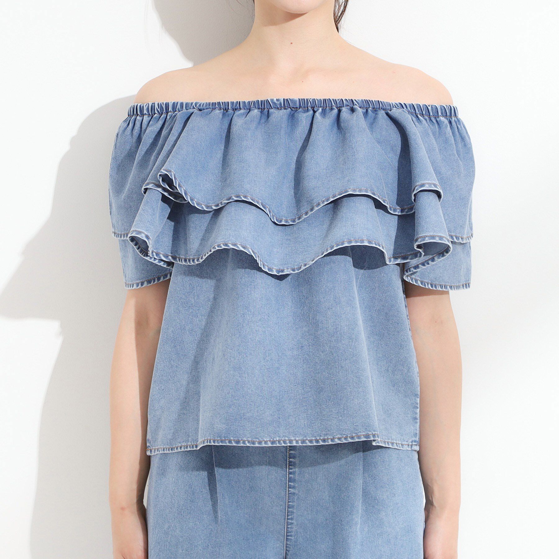 SHOO･LA･RUE「【セットアップ可/前後2WAY/オフショル2WAY】着こなしを楽しめる デニムフリルブラウス」|シャツ・ブラウス|
