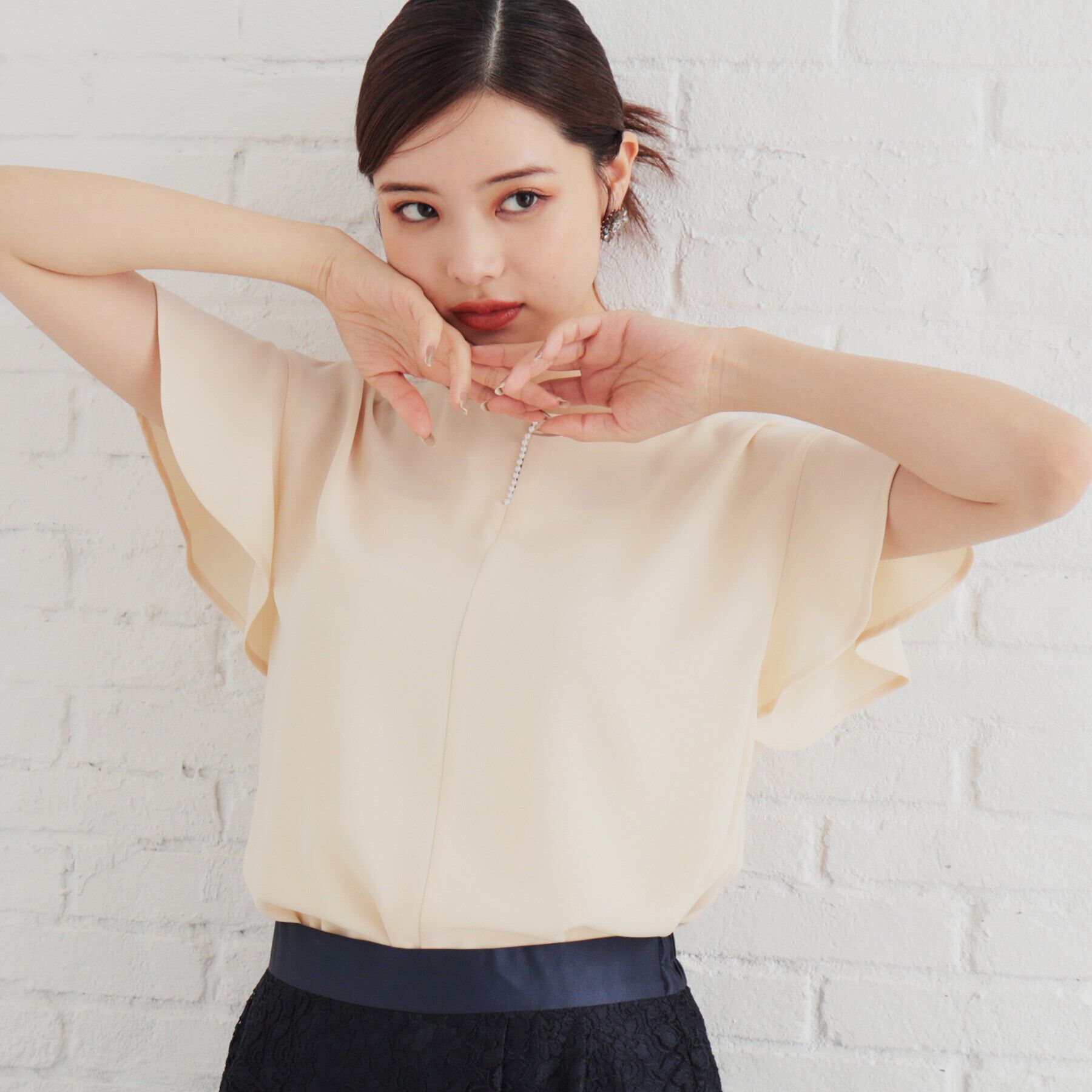 SunaUna「【人気急上昇！／4色展開】フリルスリーブパール調ブラウス」|シャツ・ブラウス|