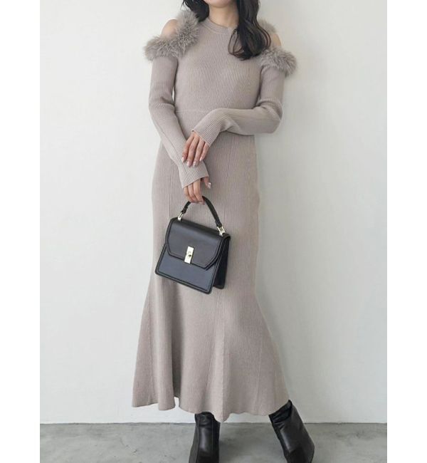 MERCURYDUO「ファーショルダーカットアウトニットワンピース」|ワンピース|ベージュ