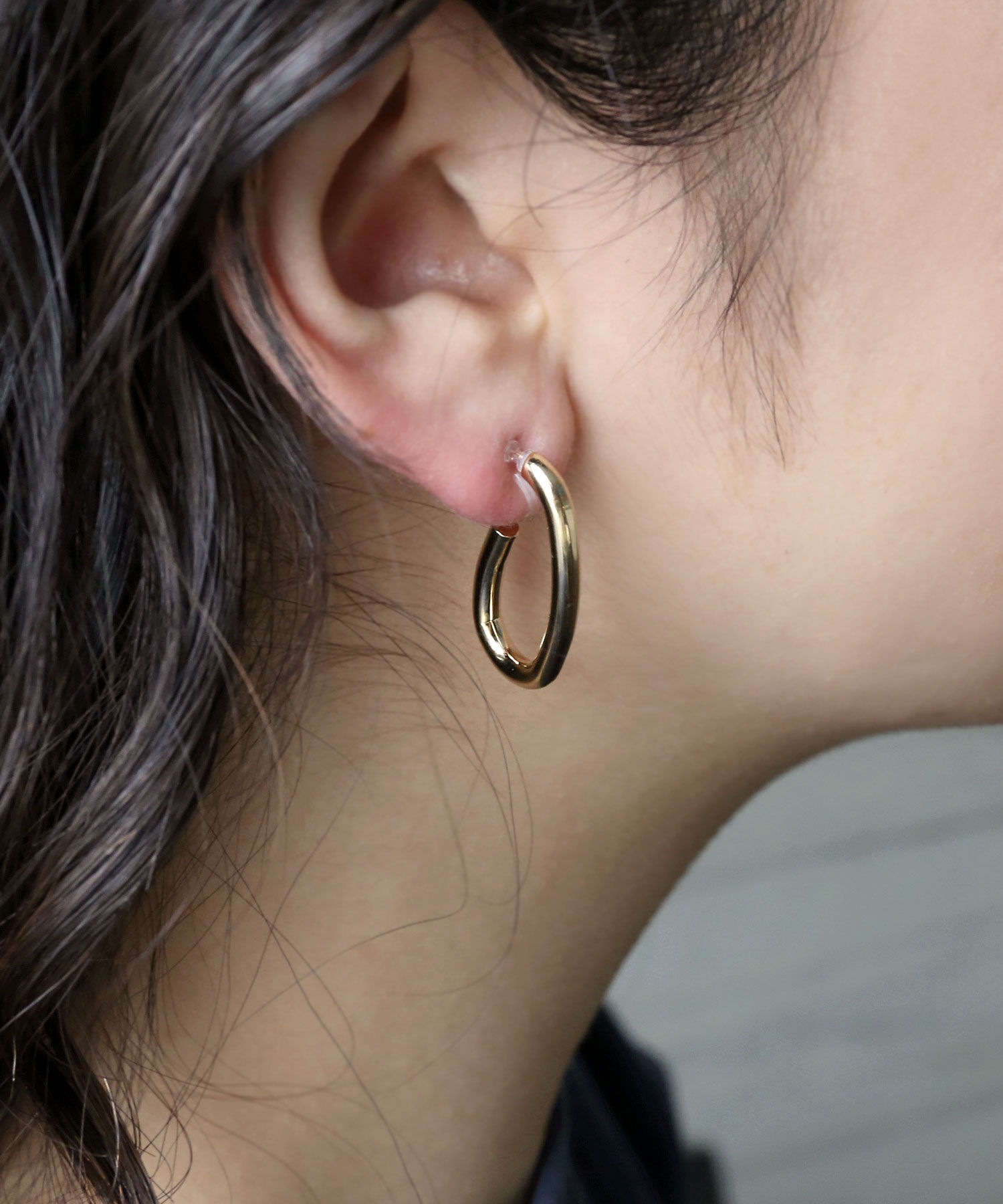 colleca la「ノンホール・オーバルフープ樹脂イヤリング〈金属アレルギー対応〉」|イヤリング|