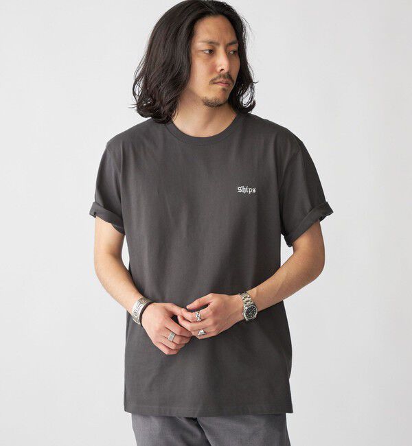 SHIPS「SHIPS: OLD ENGLISH SHIPS ロゴ クルーネック Tシャツ」|Tシャツ・カットソー|チャコールグレー