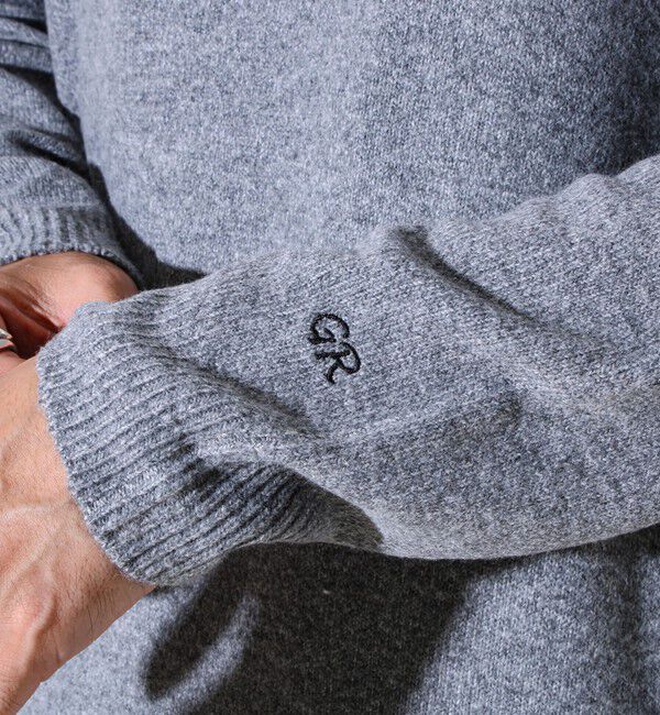 GLOSTER「【配色リブが映える大人ニット】GR刺繍 浅Vネックプルオーバーニット」|ニット・セーター|