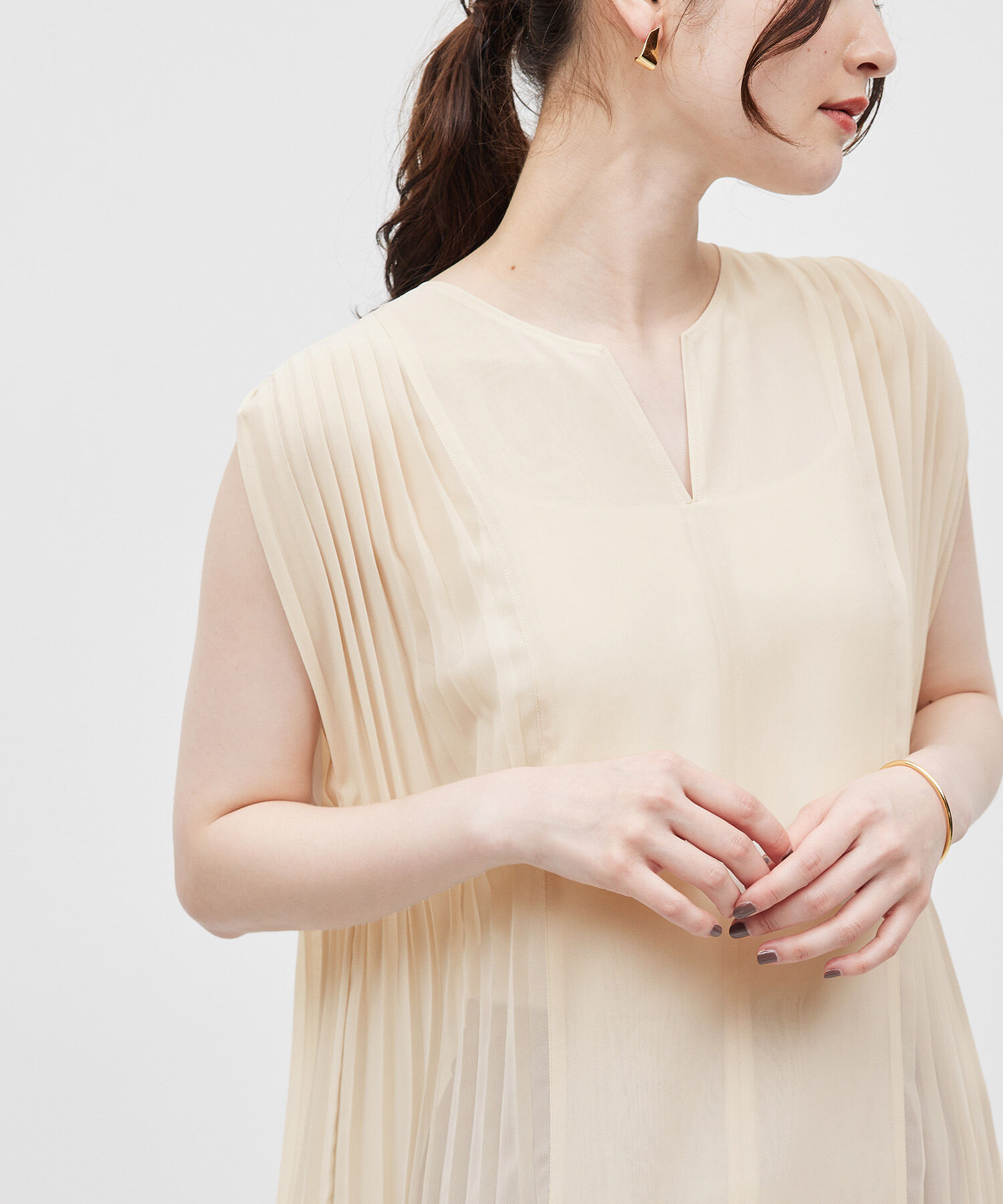 ROPE「プリーツノースリーブブラウス（バイカラー／無地）【メディア掲載】」|シャツ・ブラウス|