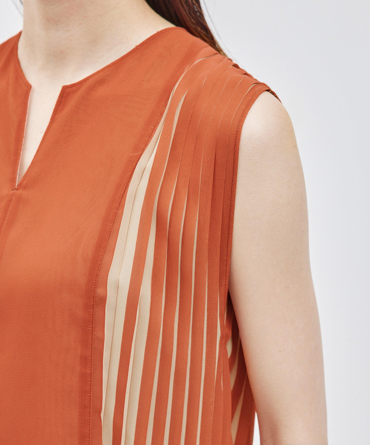 ROPE「プリーツノースリーブブラウス（バイカラー／無地）【メディア掲載】」|シャツ・ブラウス|