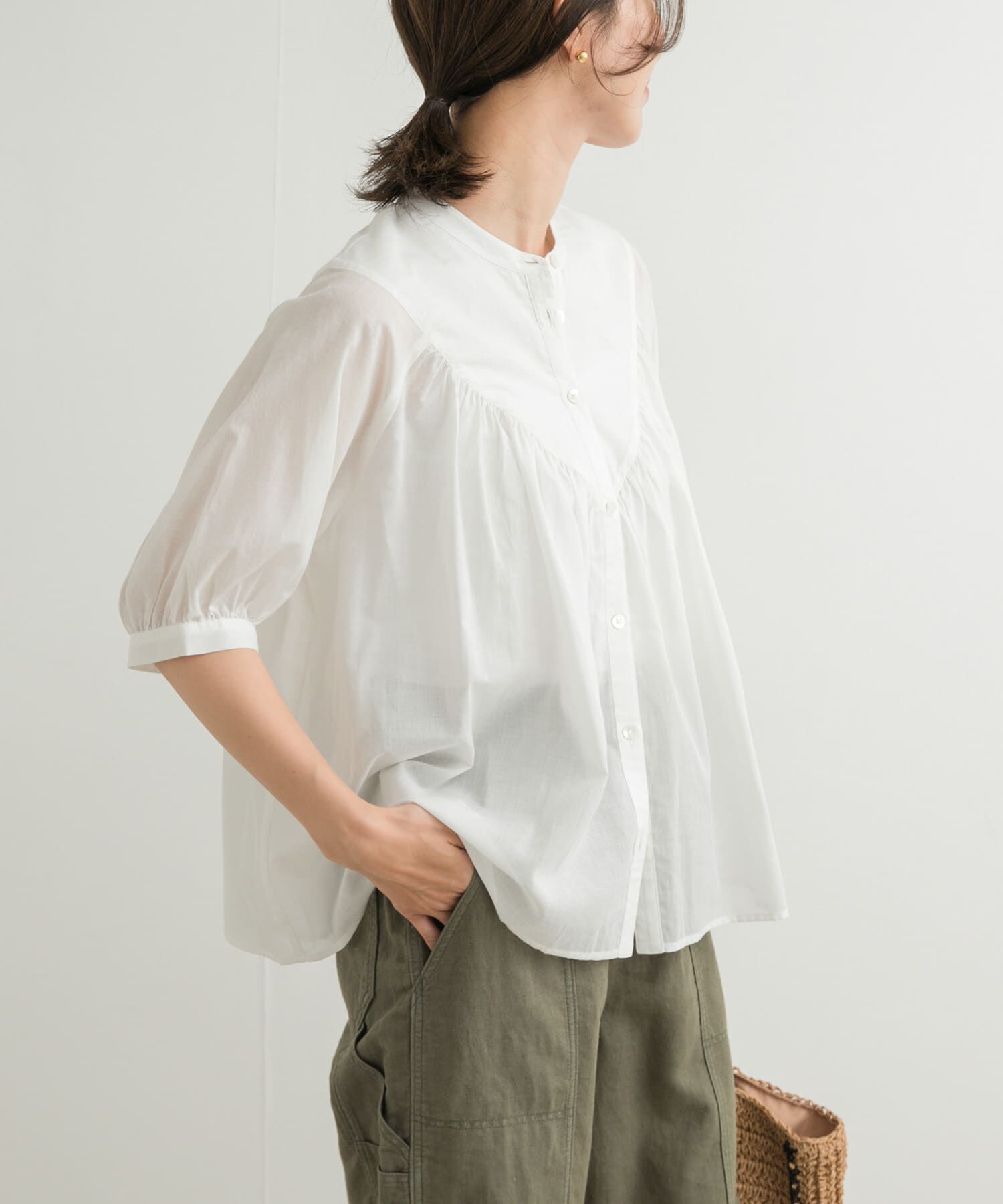 URBAN RESEARCH DOORS「コットンボイルV切替ギャザーブラウス」|シャツ・ブラウス|