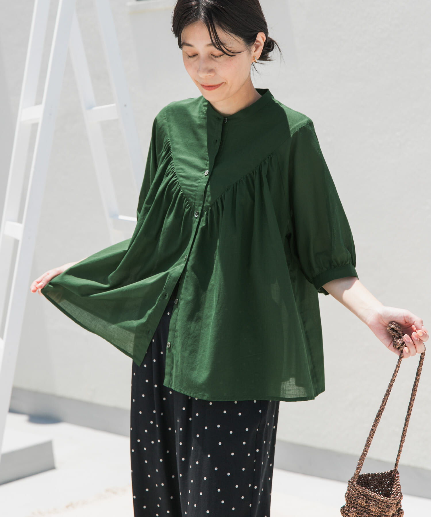 URBAN RESEARCH DOORS「コットンボイルV切替ギャザーブラウス」|シャツ・ブラウス|グリーン