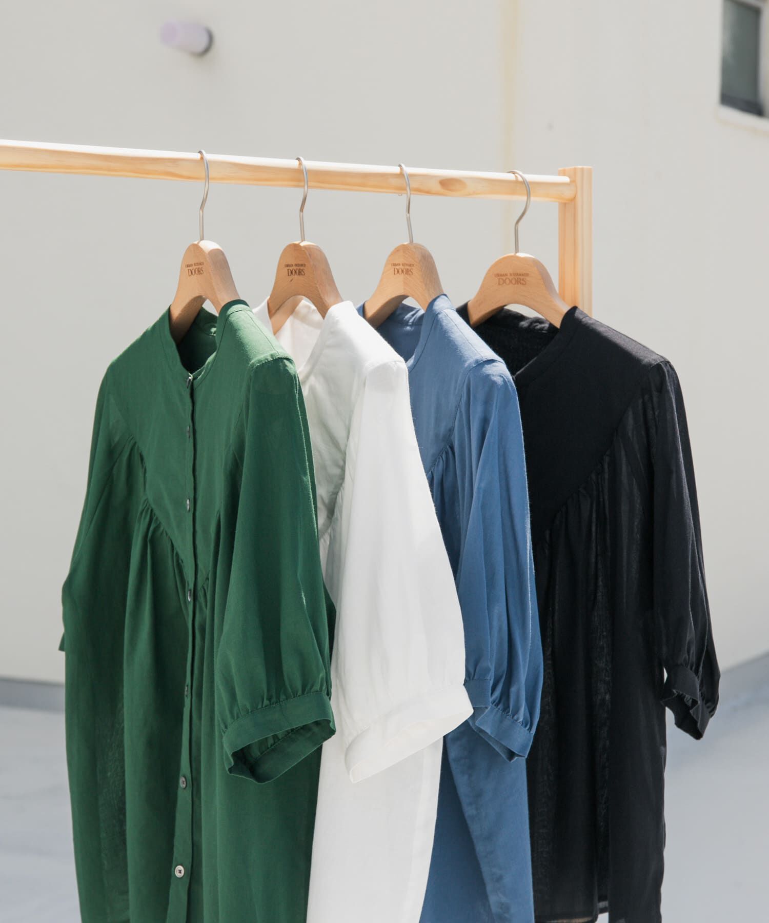 URBAN RESEARCH DOORS「コットンボイルV切替ギャザーブラウス」|シャツ・ブラウス|