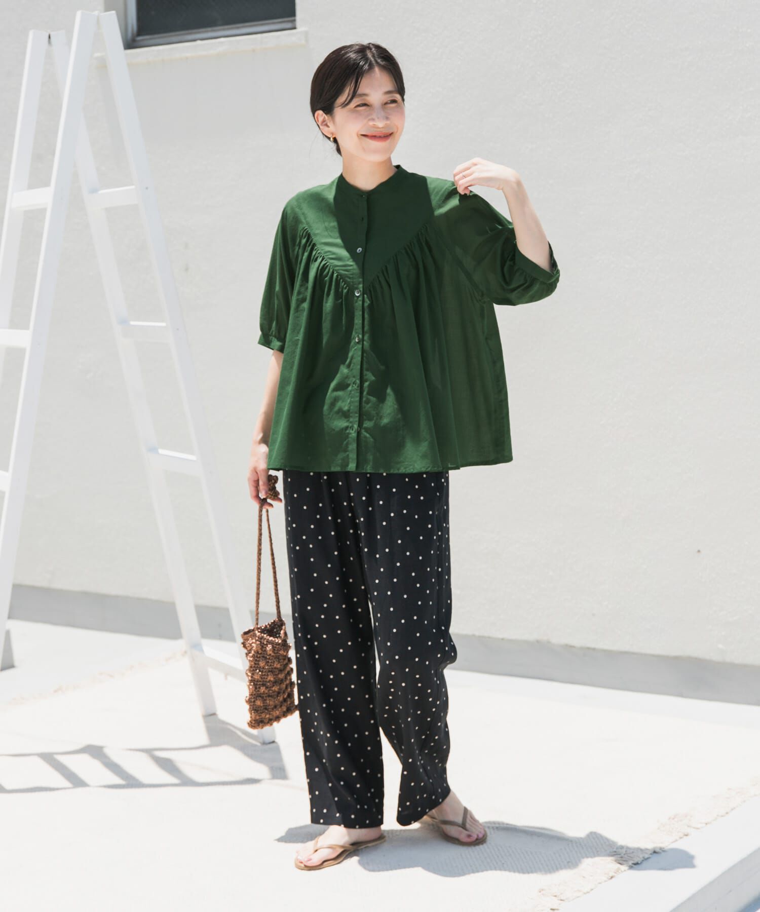 URBAN RESEARCH DOORS「コットンボイルV切替ギャザーブラウス」|シャツ・ブラウス|