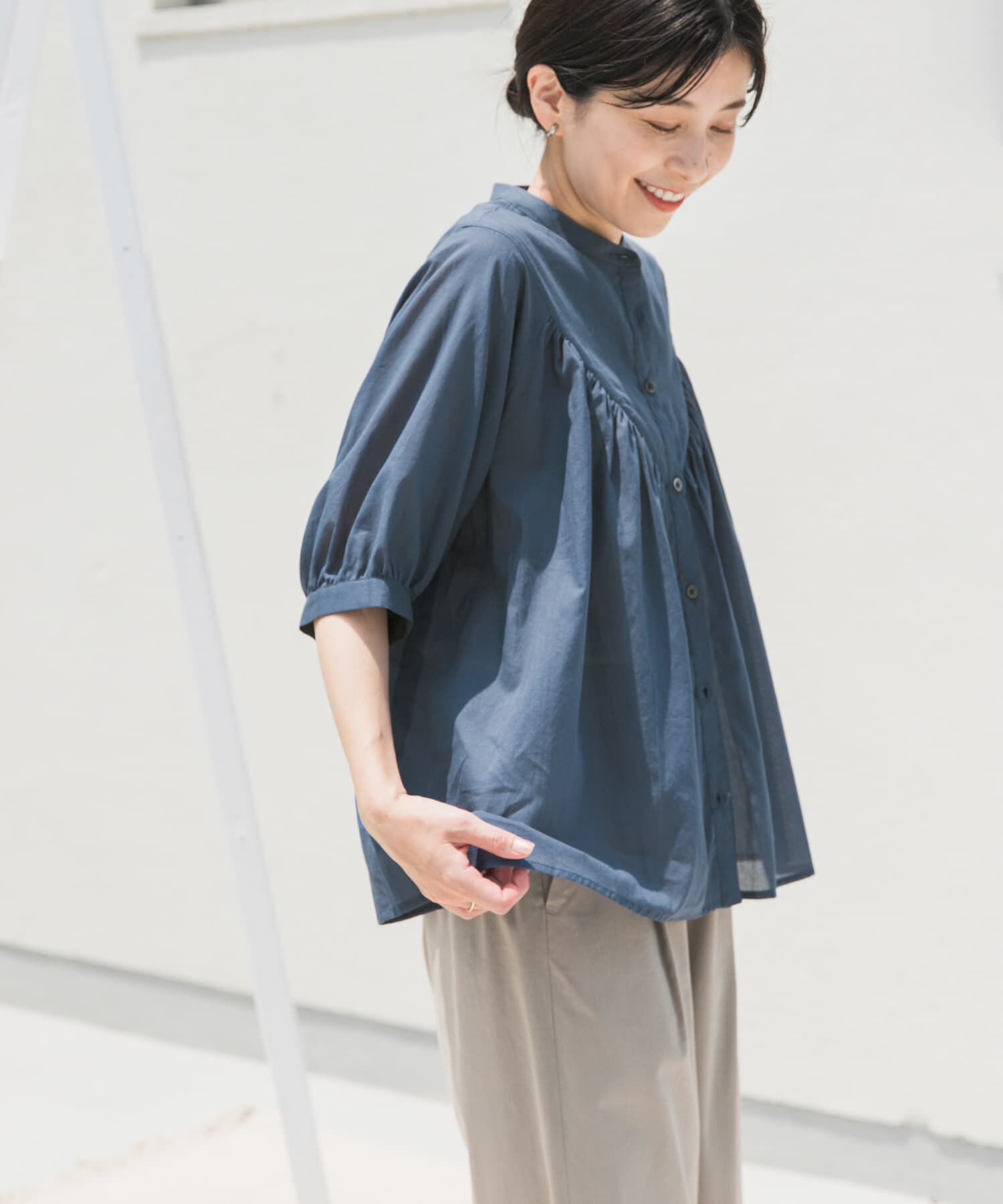 URBAN RESEARCH DOORS「コットンボイルV切替ギャザーブラウス」|シャツ・ブラウス|