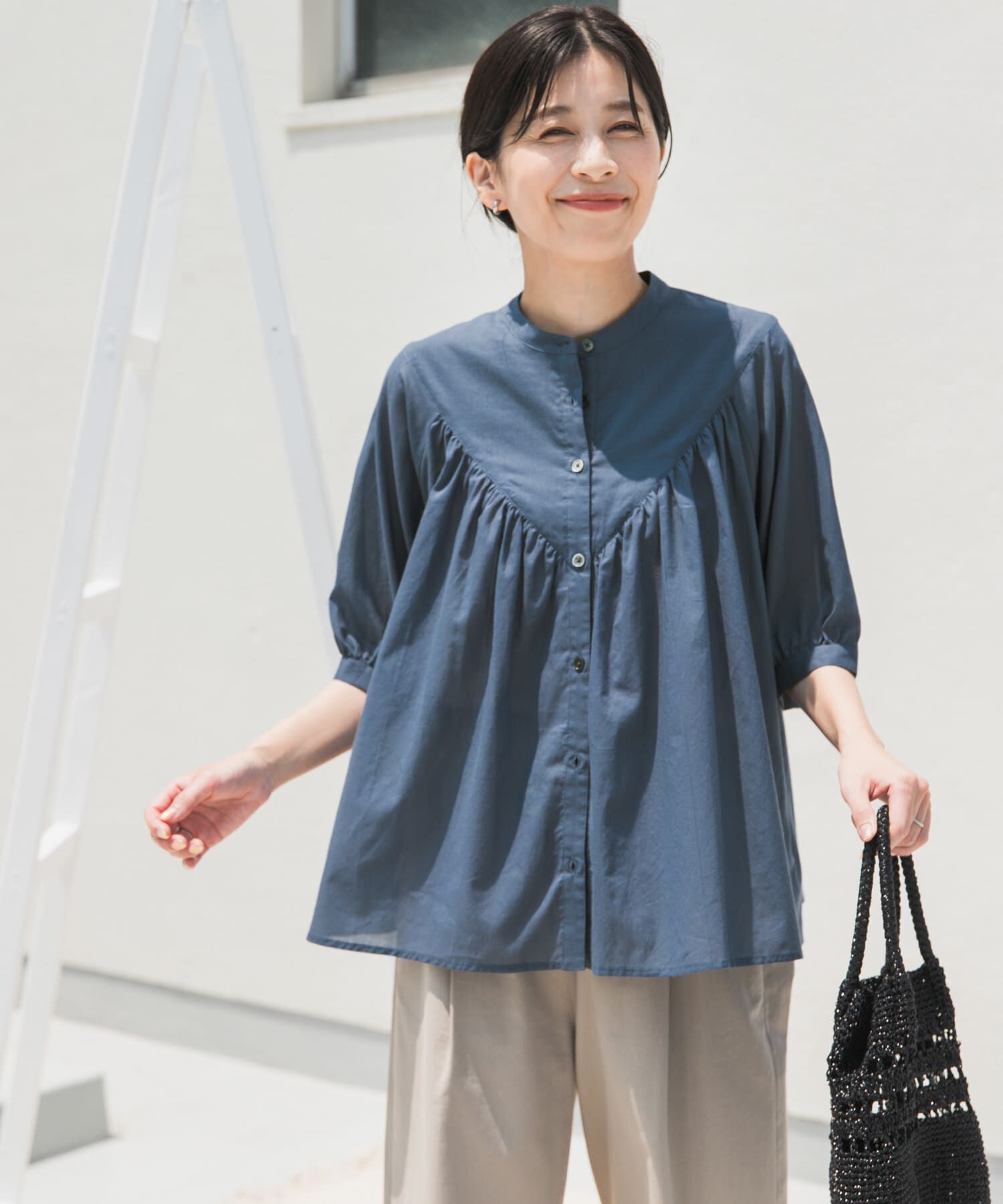 URBAN RESEARCH DOORS「コットンボイルV切替ギャザーブラウス」|シャツ・ブラウス|