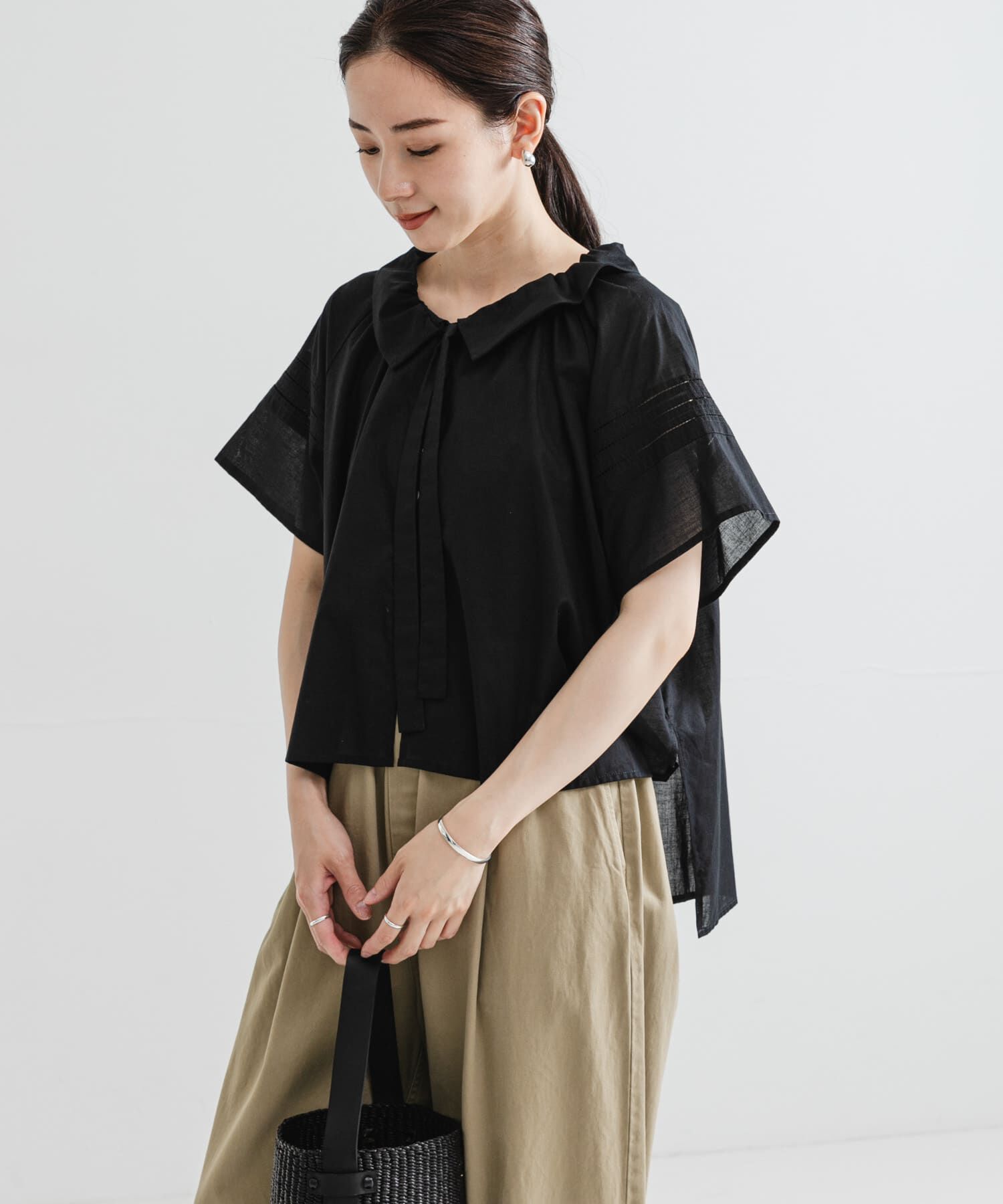 URBAN RESEARCH「ハーフスリーブフリルカラーブラウス」|シャツ・ブラウス|