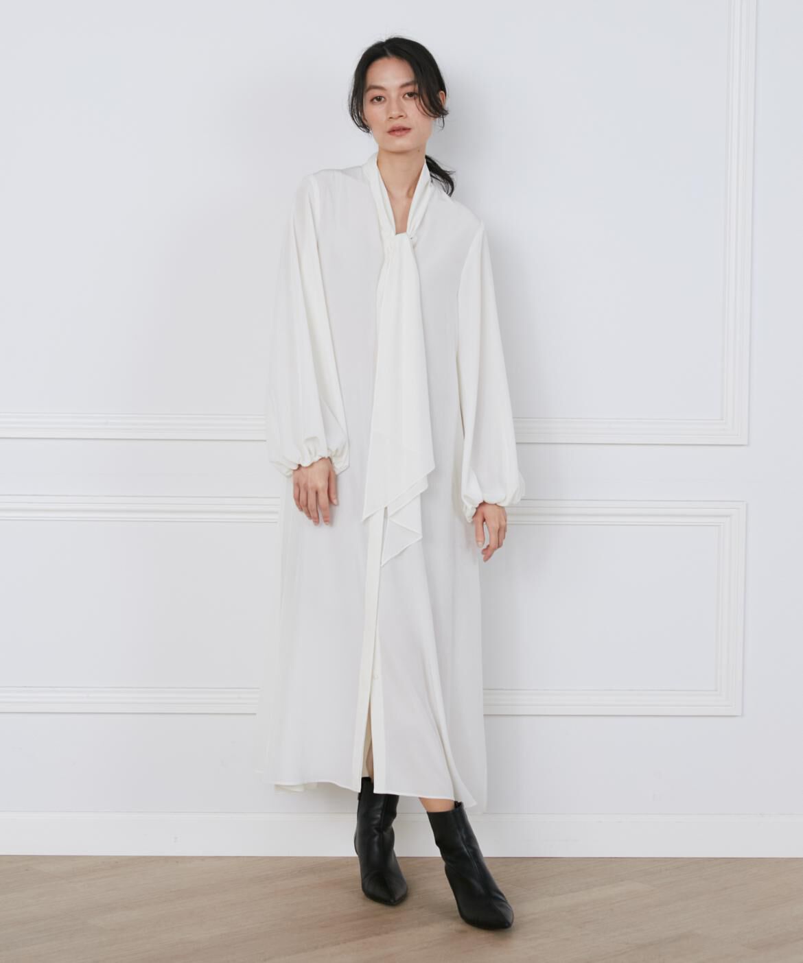 INED「リボンタイバックプリーツドレス《la veille by SUPERIOR CLOSET》」|ワンピース|オフホワイト1