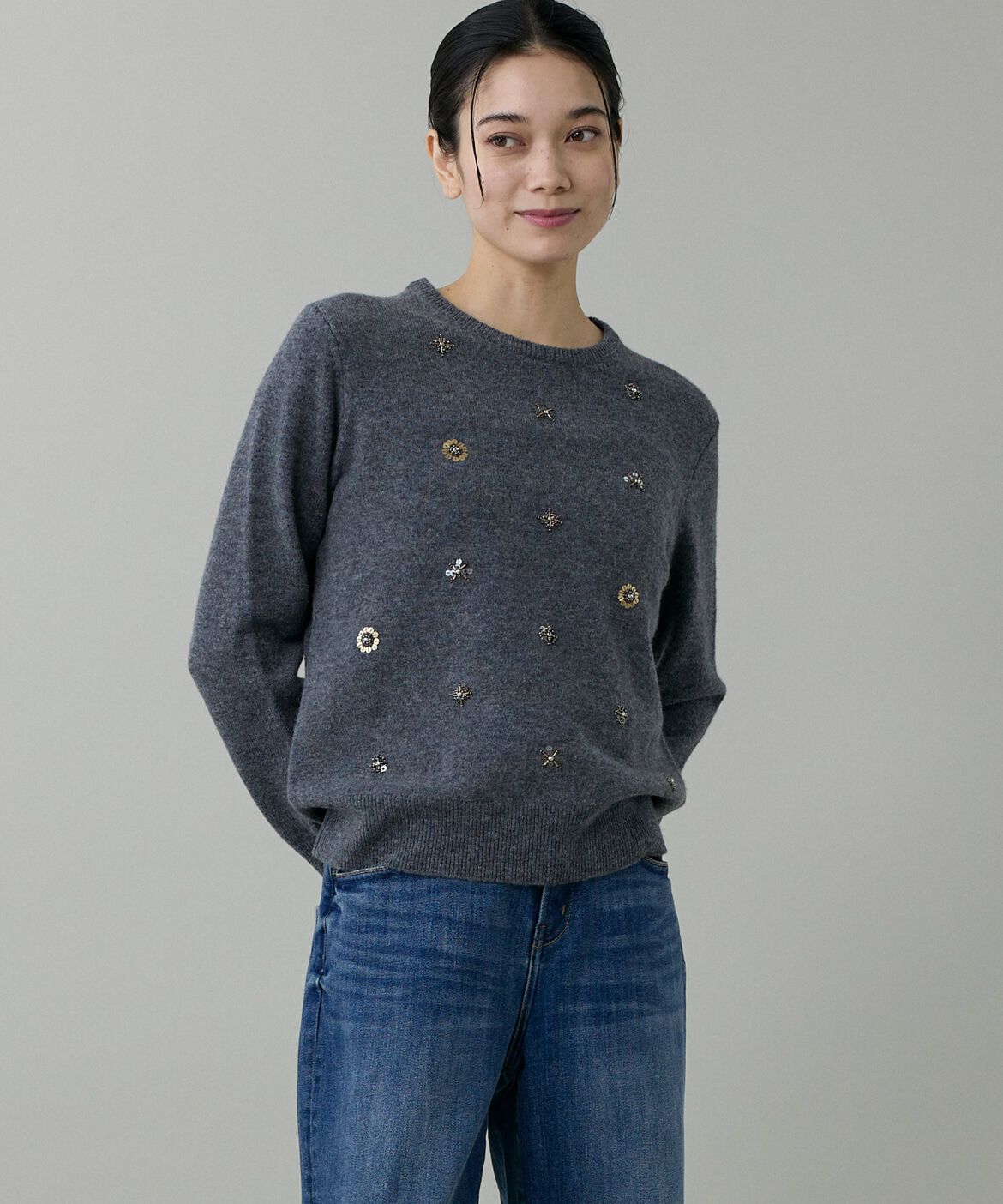 INED「《大きいサイズ》クルーネックビジュー風刺繍ニット」|ニット・セーター|グレー1