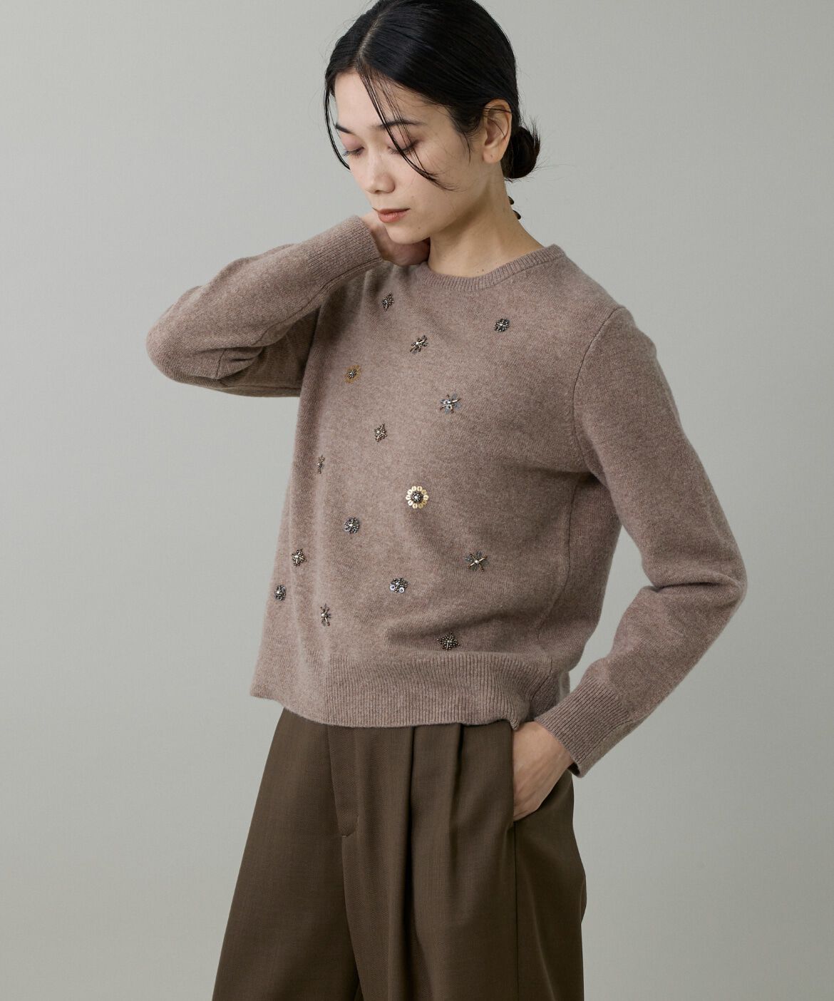 INED「《大きいサイズ》クルーネックビジュー風刺繍ニット」|ニット・セーター|