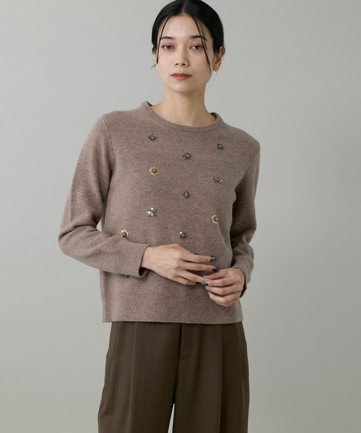 INED「《大きいサイズ》クルーネックビジュー風刺繍ニット」|ニット・セーター|