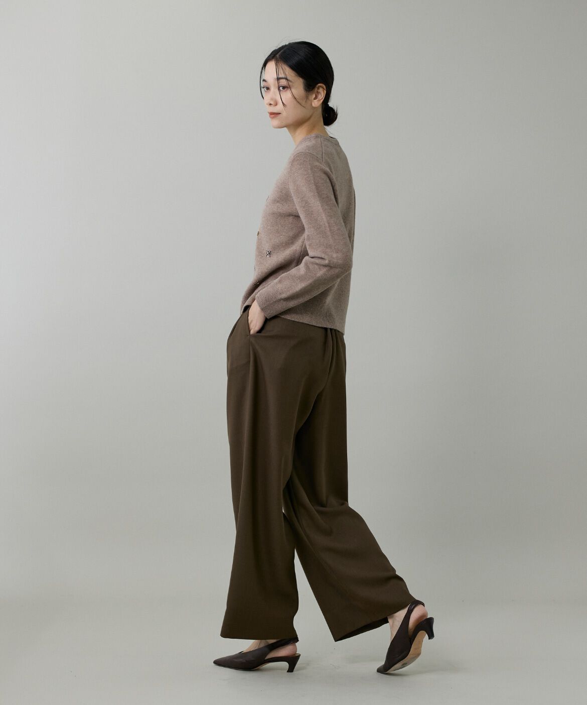 INED「《大きいサイズ》クルーネックビジュー風刺繍ニット」|ニット・セーター|