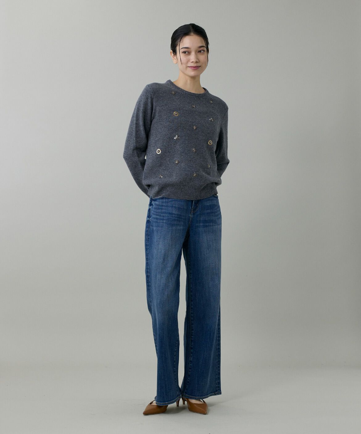 INED「《大きいサイズ》クルーネックビジュー風刺繍ニット」|ニット・セーター|