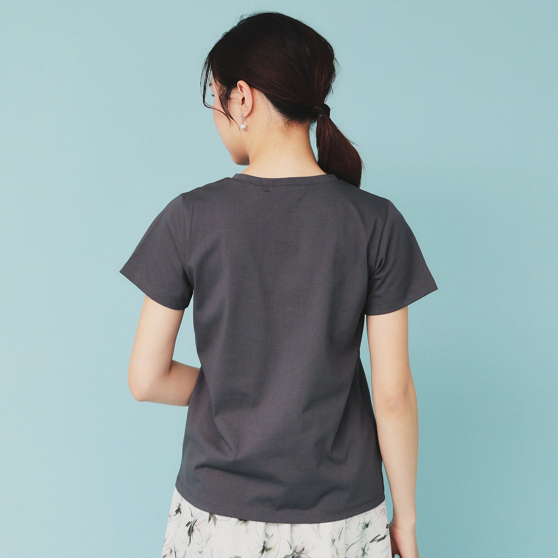 index「《美人百花掲載》ビジュー付きロゴTシャツ【接触冷感/UVケア/吸水速乾/汗ジミ防止/洗濯機洗い可】」|Tシャツ・カットソー|