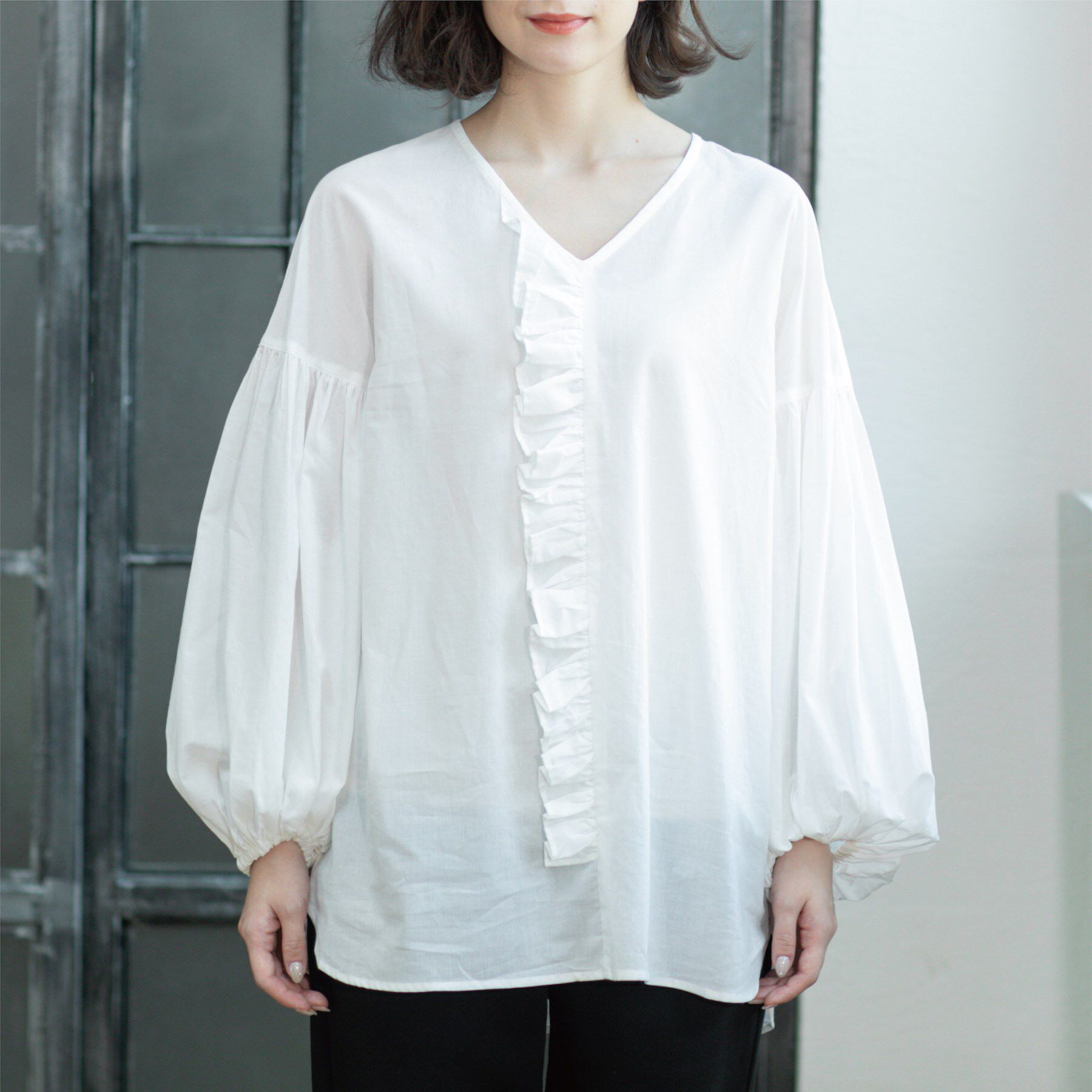 OPAQUE.CLIP「Vネックアシメフリルブラウス【洗濯機洗い可】」|シャツ・ブラウス|