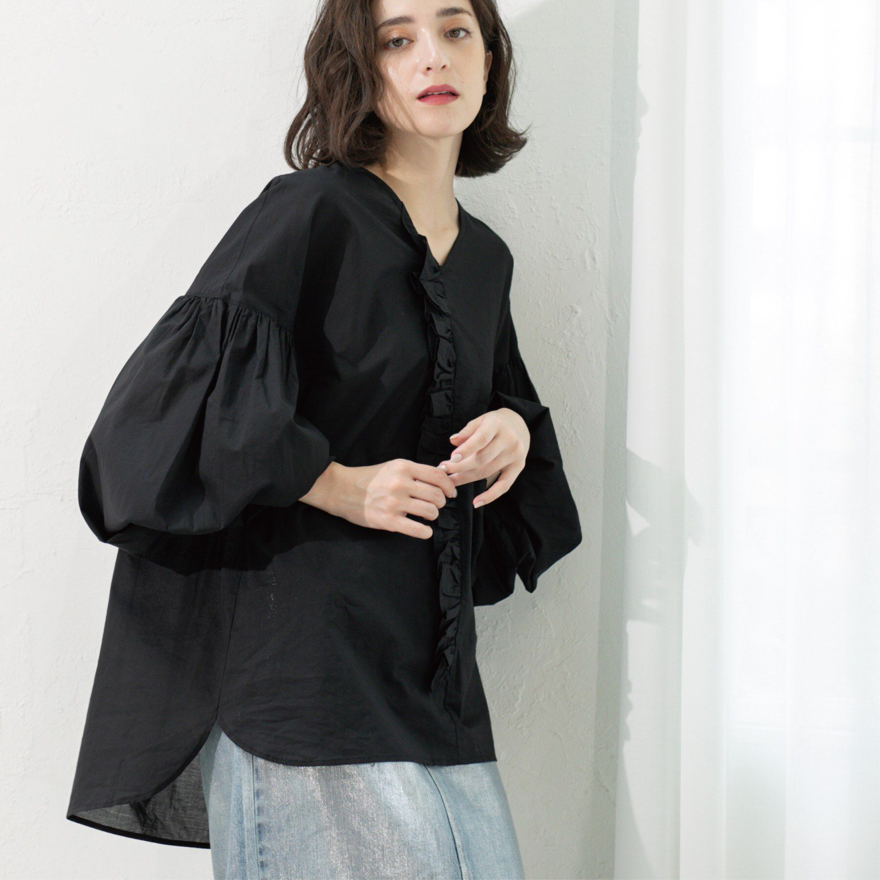 OPAQUE.CLIP「Vネックアシメフリルブラウス【洗濯機洗い可】」|シャツ・ブラウス|ブラック(019)