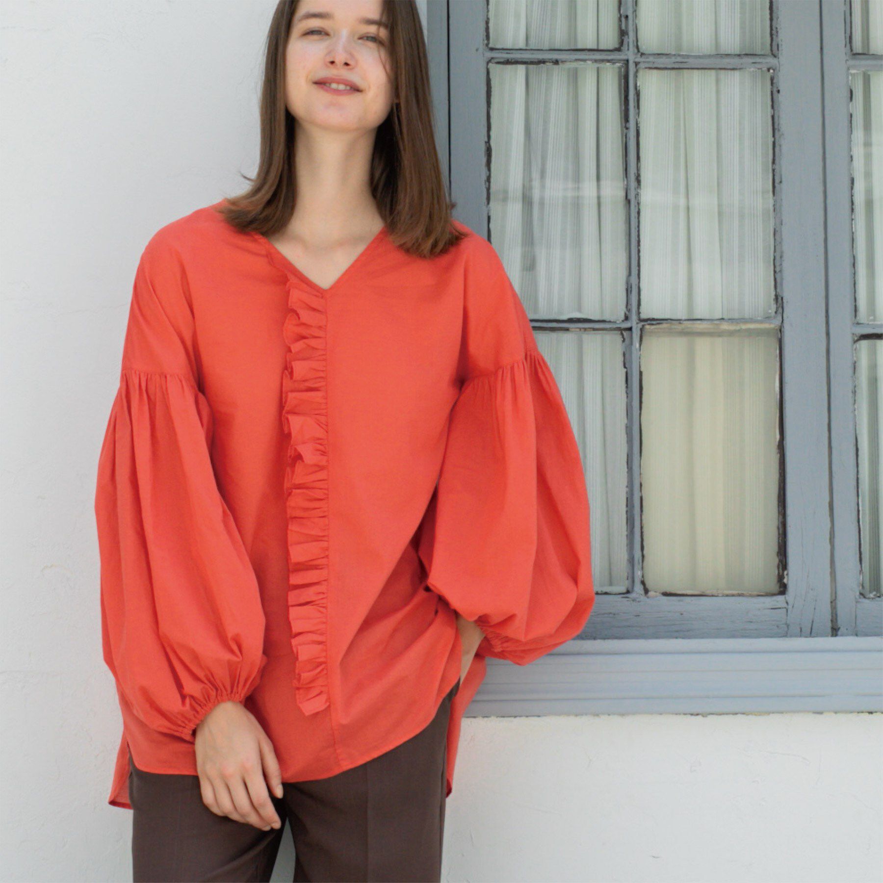 OPAQUE.CLIP「Vネックアシメフリルブラウス【洗濯機洗い可】」|シャツ・ブラウス|オレンジ(067)