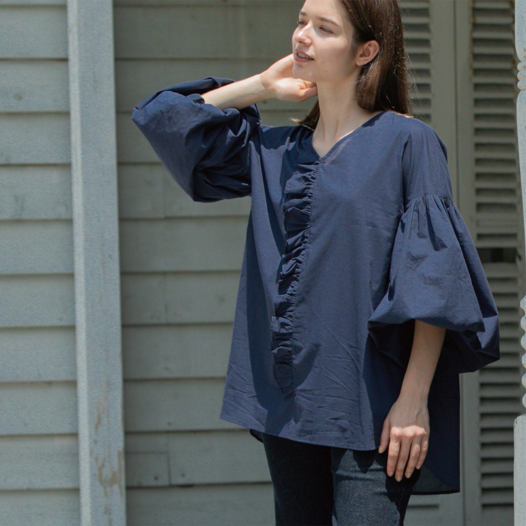 OPAQUE.CLIP「Vネックアシメフリルブラウス【洗濯機洗い可】」|シャツ・ブラウス|ネイビー(094)