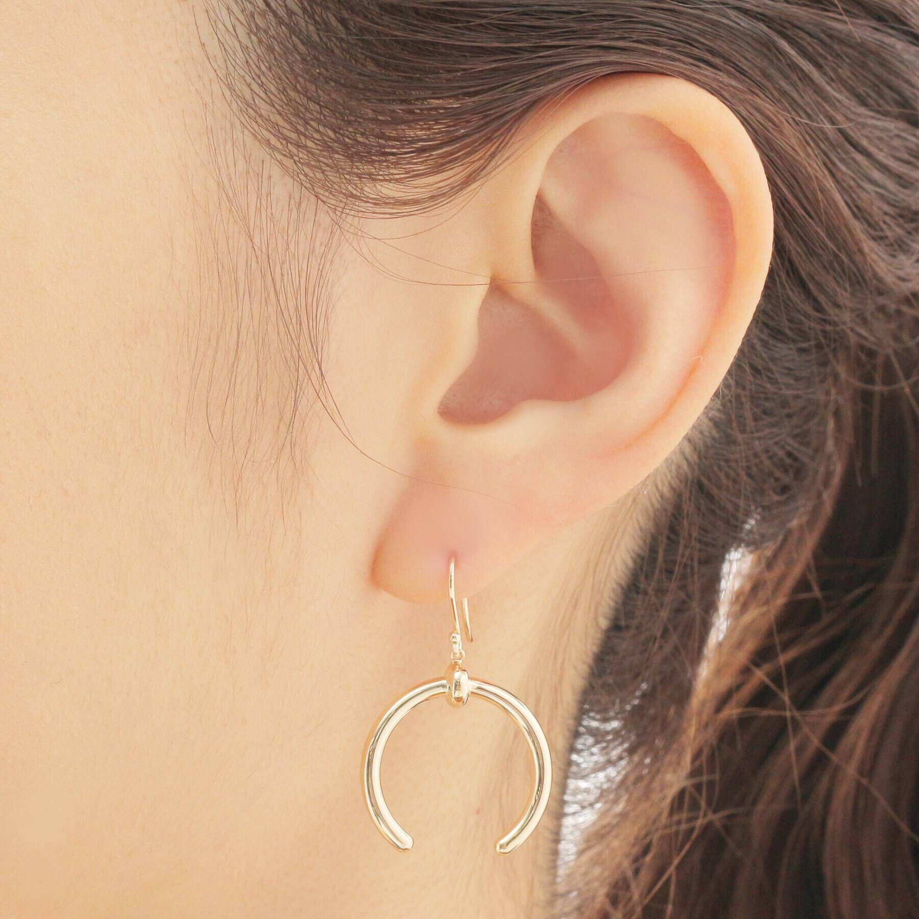 COCOSHNIK「K10中空馬蹄モチーフ フックピアス」|ピアス|イエローゴールド(1