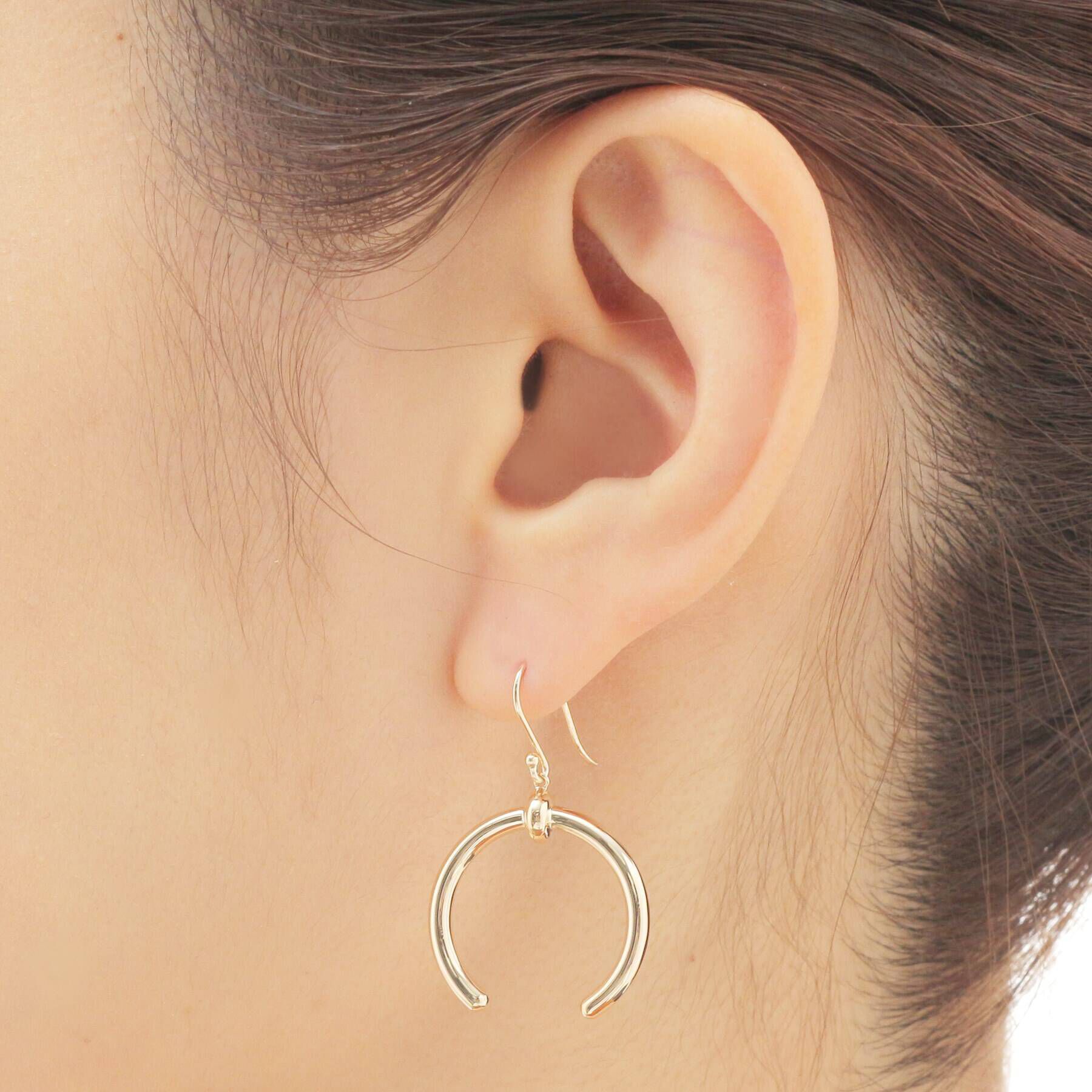 COCOSHNIK「K10中空馬蹄モチーフ フックピアス」|ピアス|