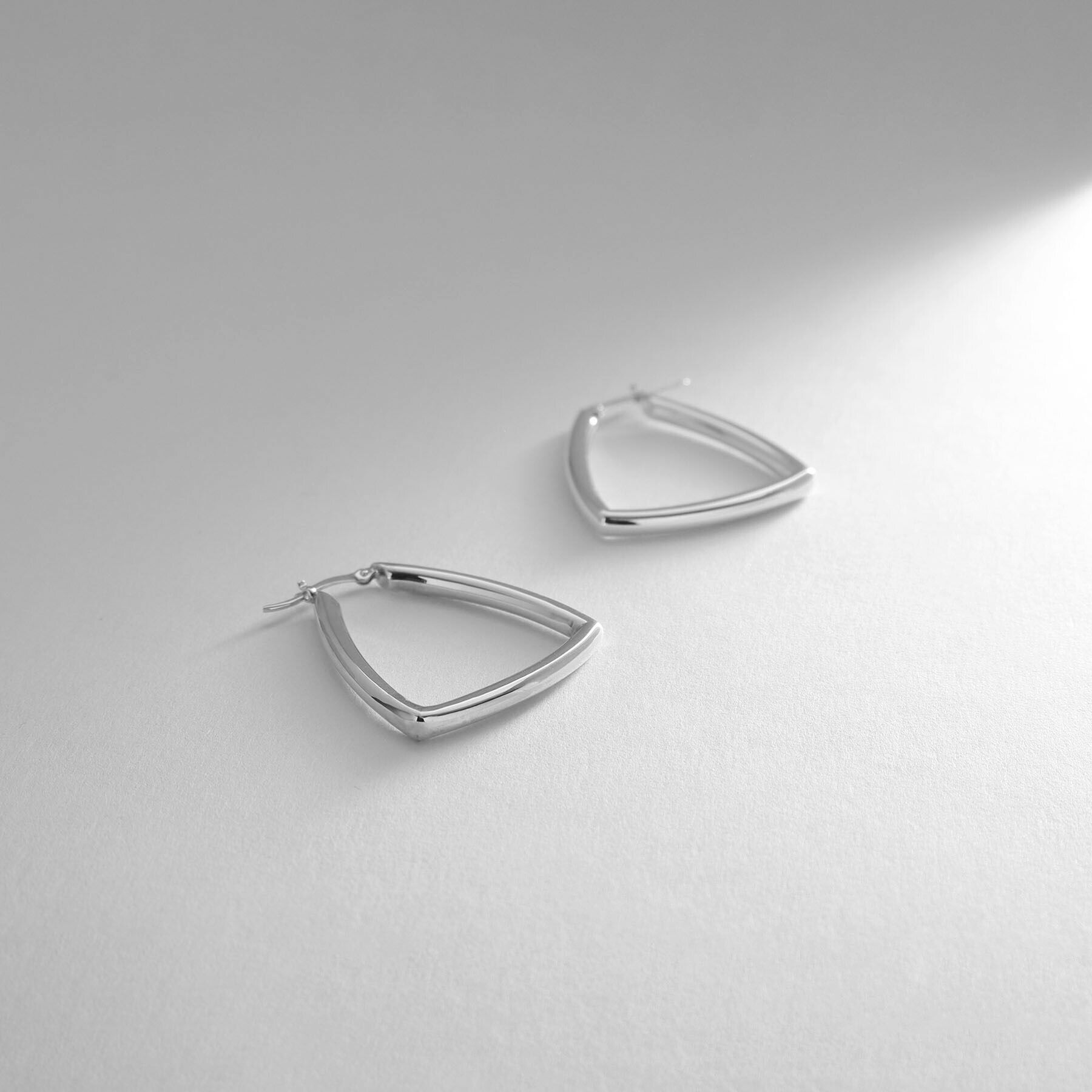 COCOSHNIK ONKITSCH「シルバー ホロウ フープトライアングルピアス」|ピアス|シルバー(600)