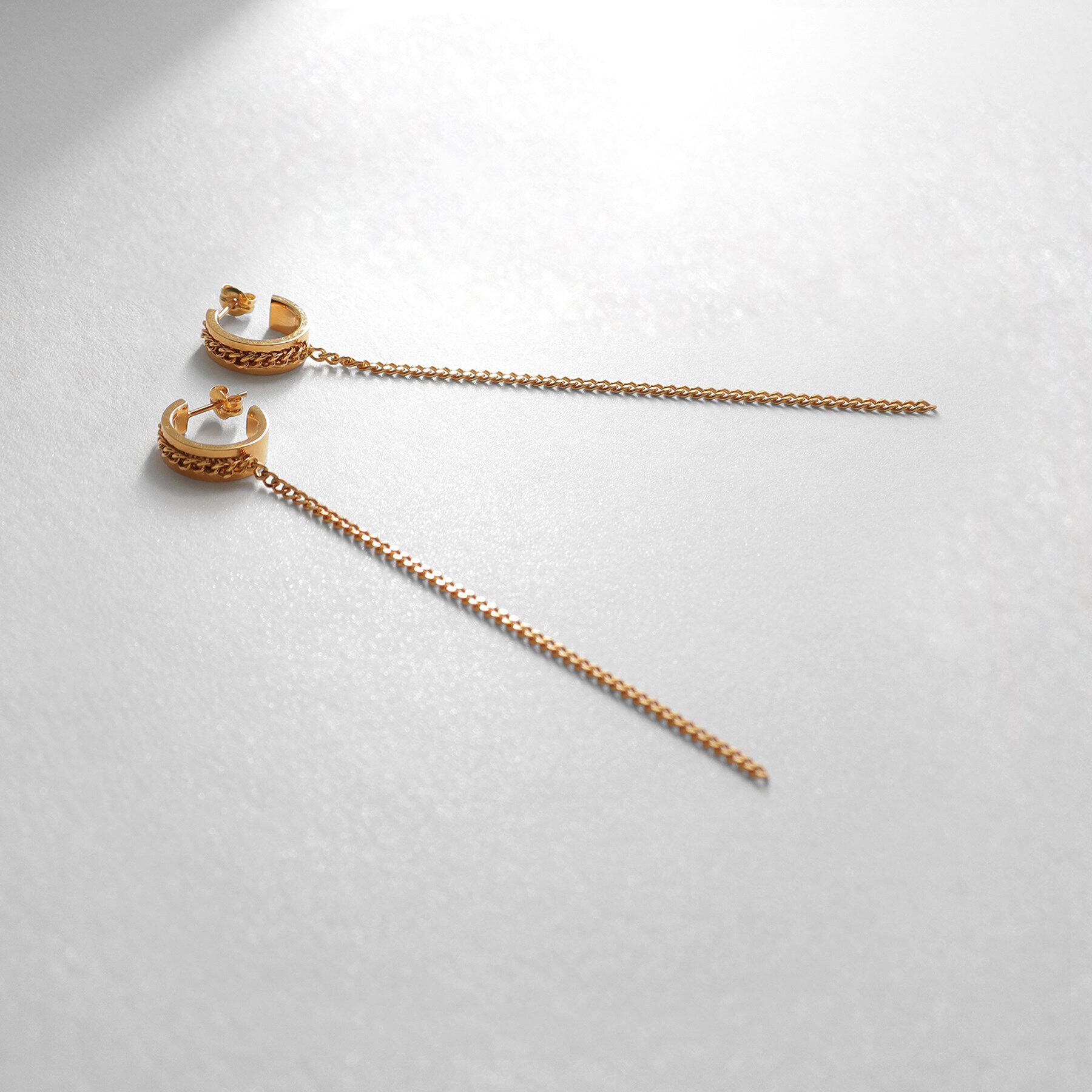 COCOSHNIK ONKITSCH「シルバー ハンギング カーブチェーンピアス GP」|ピアス|ゴールド(600)