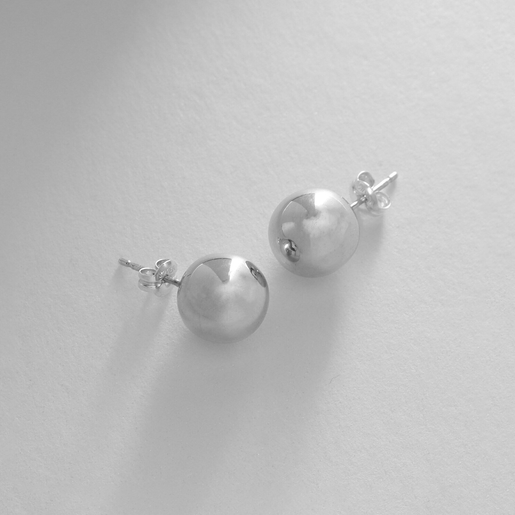 COCOSHNIK ONKITSCH「シルバー ホロウボール スタッドピアスS」|ピアス|