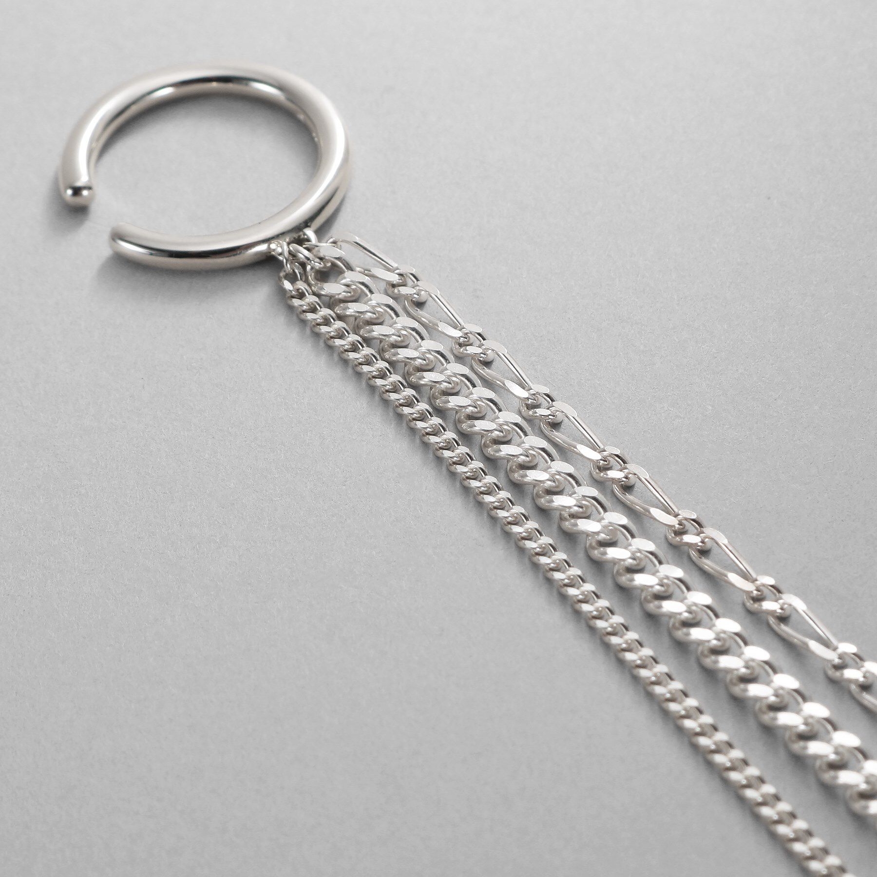 COCOSHNIK ONKITSCH「シルバー カーブチェーンミックスフリンジイヤカフ」|イヤリング|