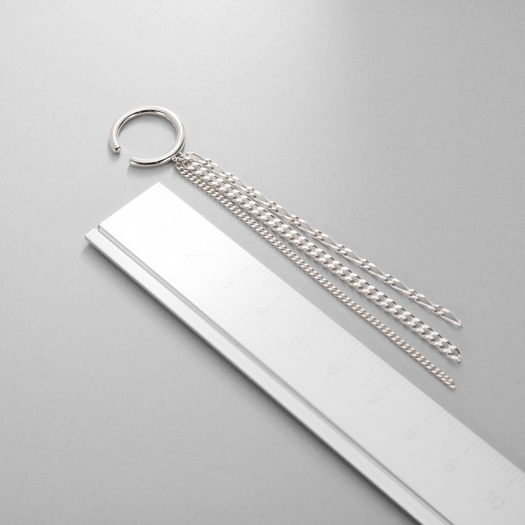 COCOSHNIK ONKITSCH「シルバー カーブチェーンミックスフリンジイヤカフ」|イヤリング|