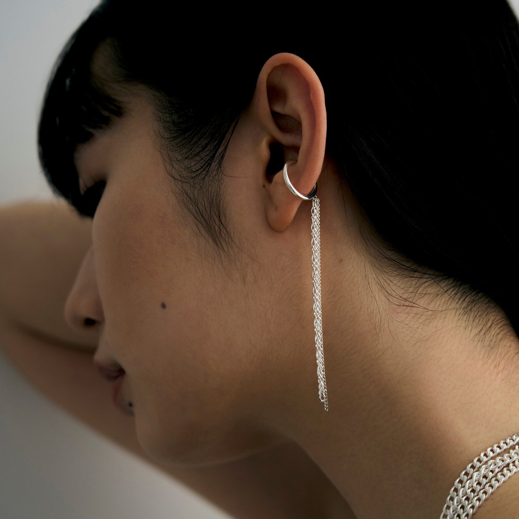 COCOSHNIK ONKITSCH「シルバー カーブチェーンミックスフリンジイヤカフ」|イヤリング|