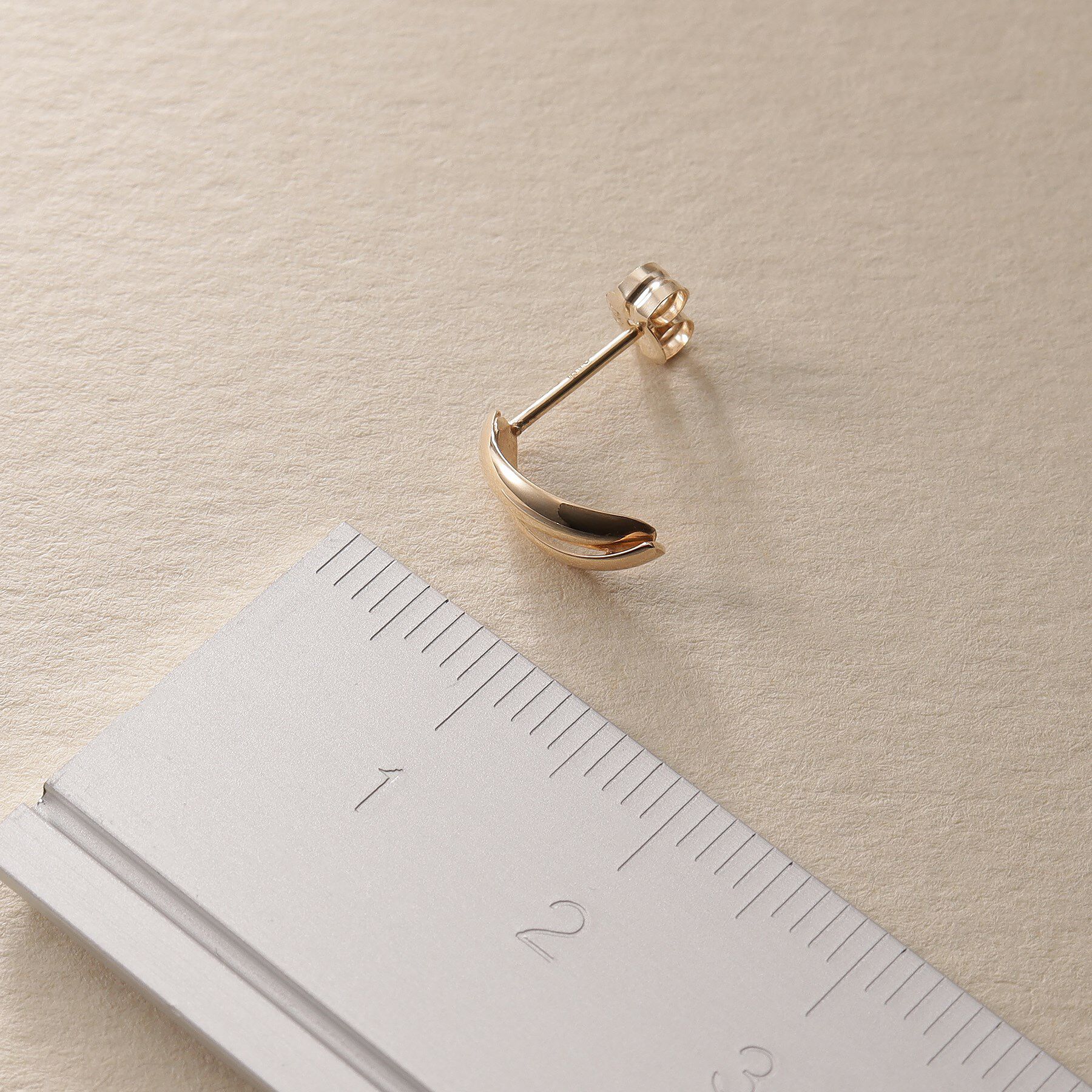 COCOSHNIK ONKITSCH「K10ドームクロスアーチピアス」|ピアス|