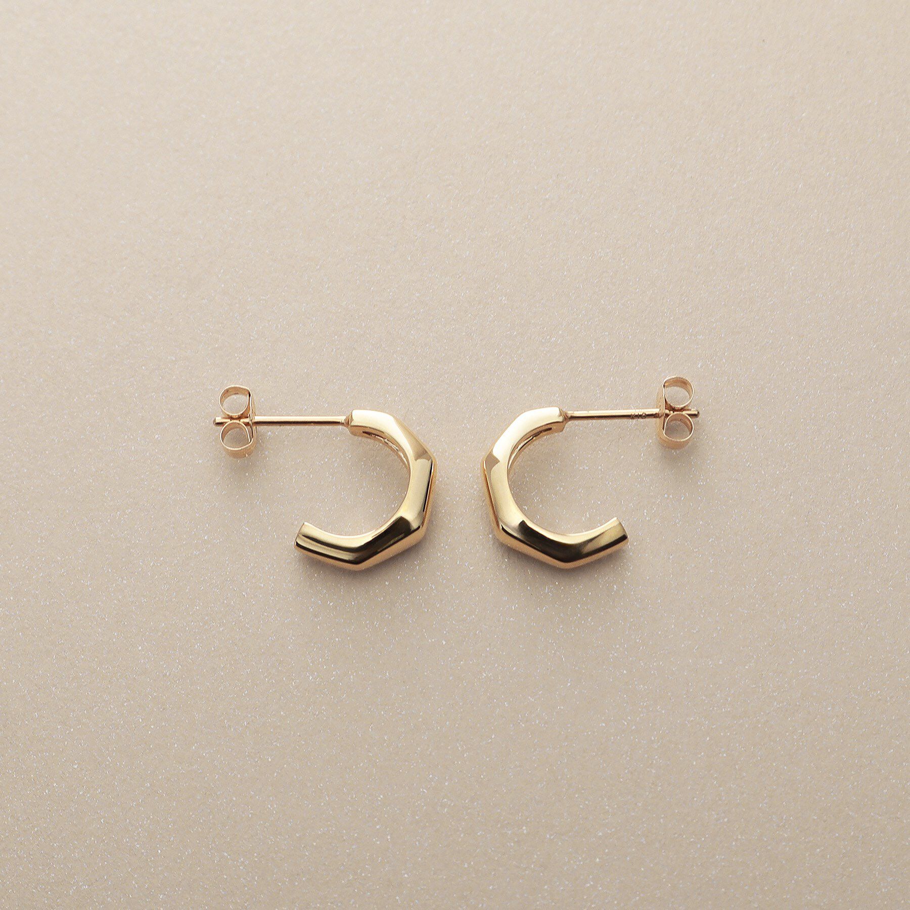 COCOSHNIK「K10面取りトラペーズ スタッズピアス」|ピアス|