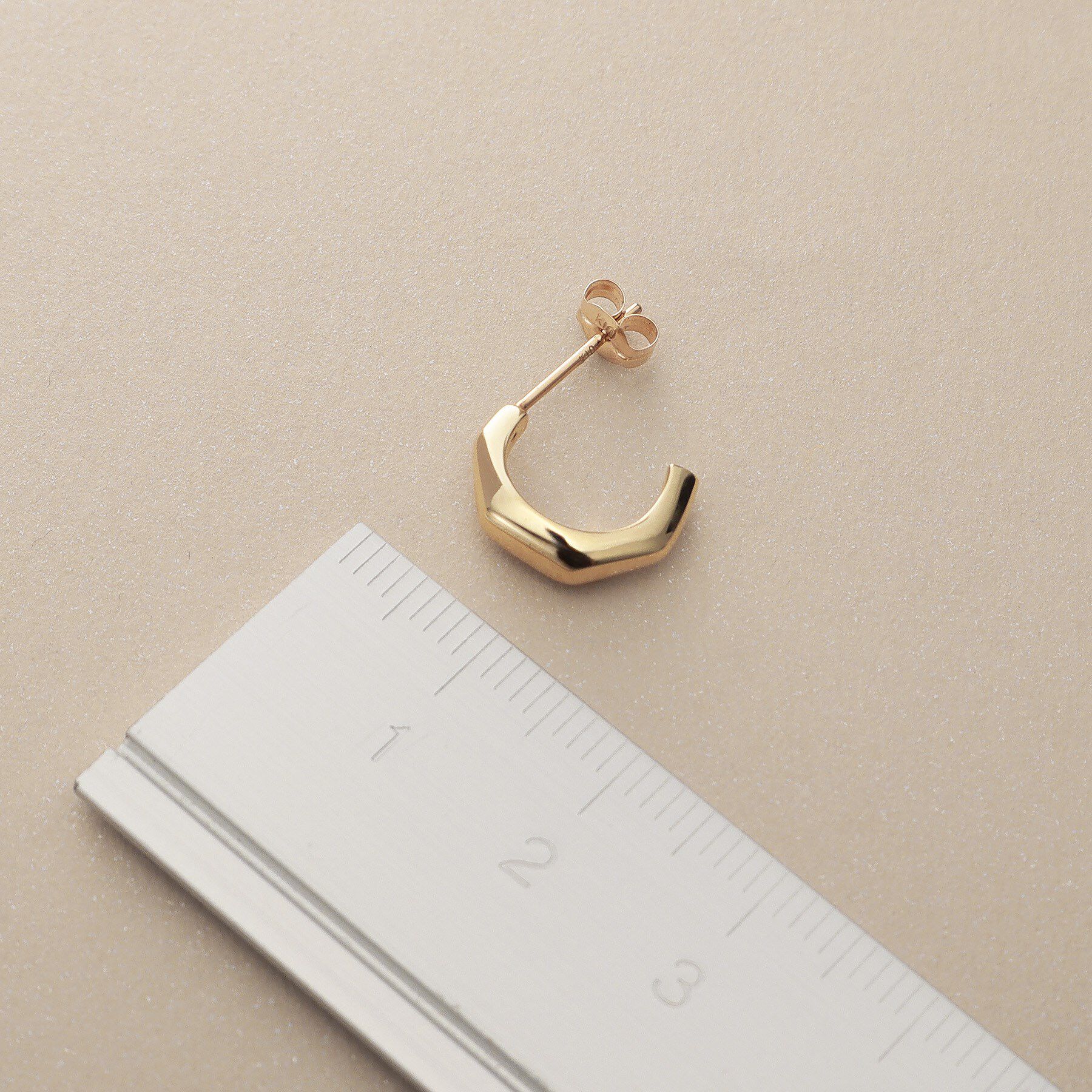 COCOSHNIK「K10面取りトラペーズ スタッズピアス」|ピアス|