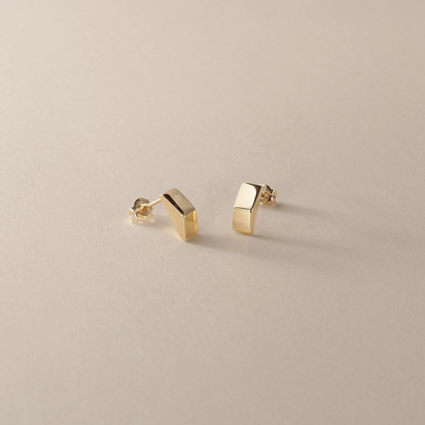 COCOSHNIK「K10中空トライアングルシェイプ スタッドピアス」|ピアス|イエローゴールド(1