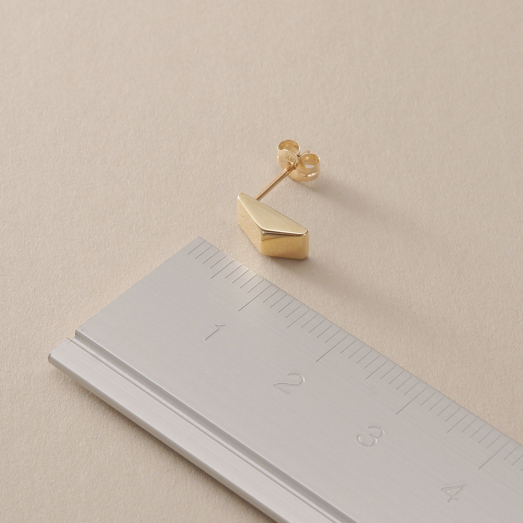 COCOSHNIK「K10中空トライアングルシェイプ スタッドピアス」|ピアス|