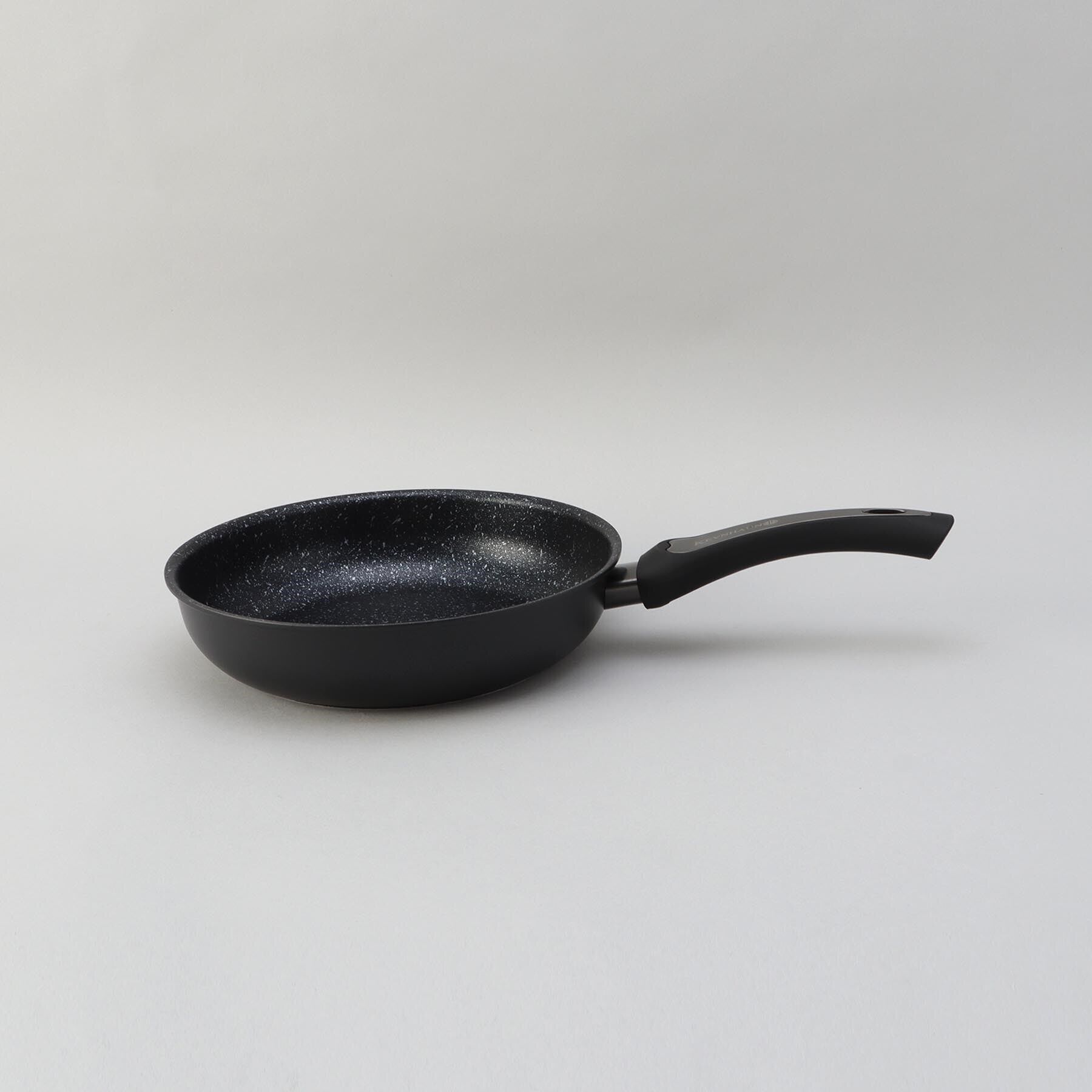 212 KITCHEN STORE「ジェットブラック フライパン 24cm ＜KEVNHAUN ケヴンハウン＞」|食器・キッチングッズ|