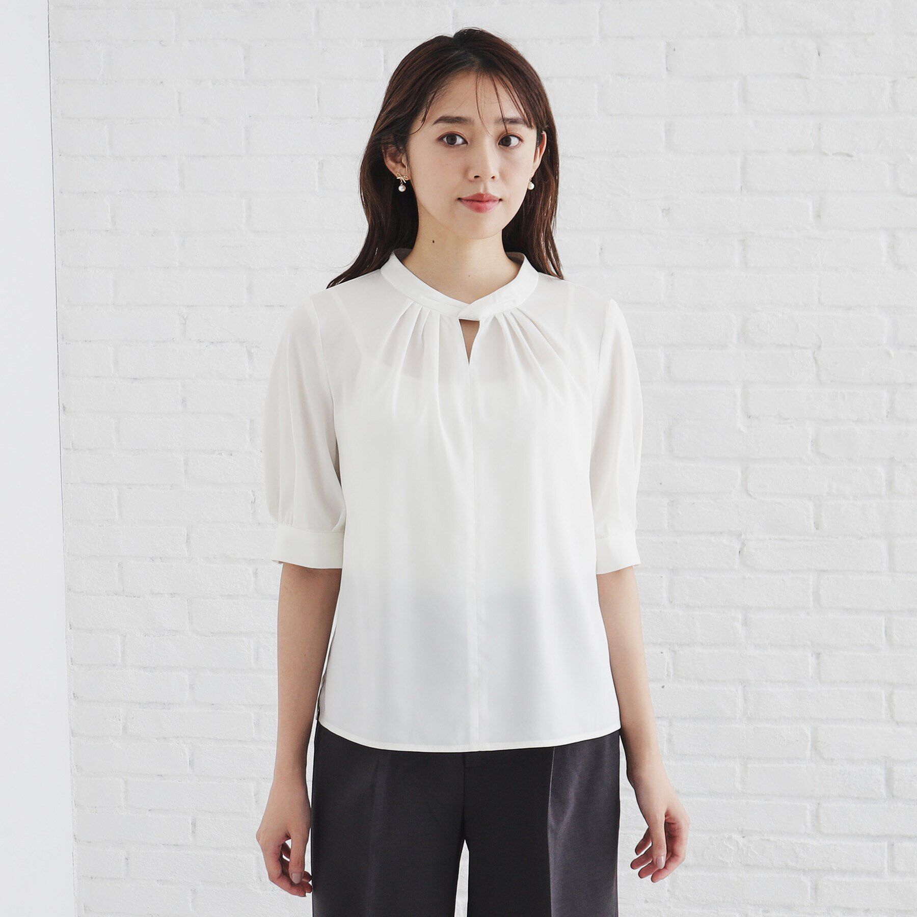 index「ツイストスリットネックブラウス【洗濯機洗い可】」|シャツ・ブラウス|
