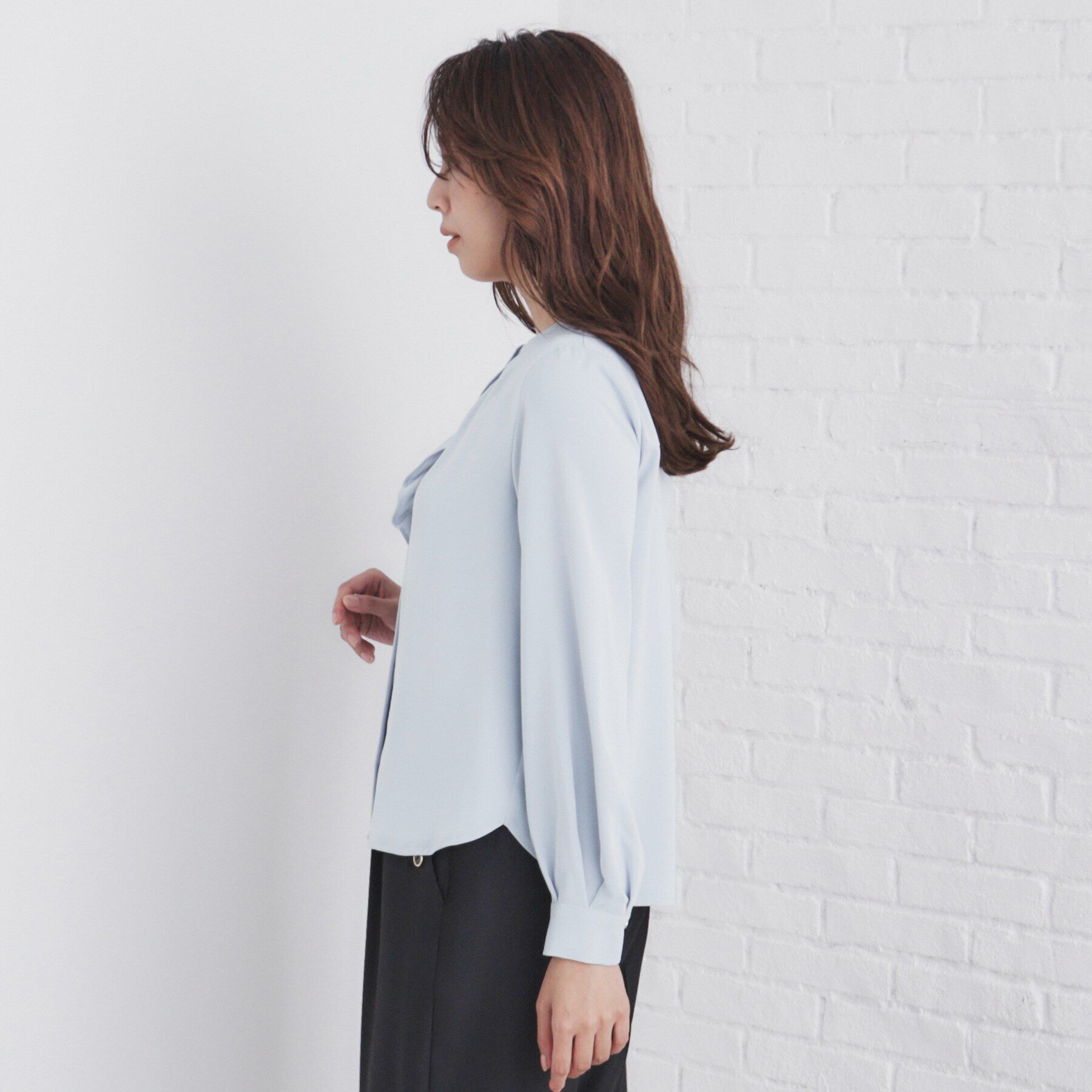 index「アシメフリルクルーネックブラウス【洗濯機洗い可/イージーアイロン/ストレッチ】」|シャツ・ブラウス|